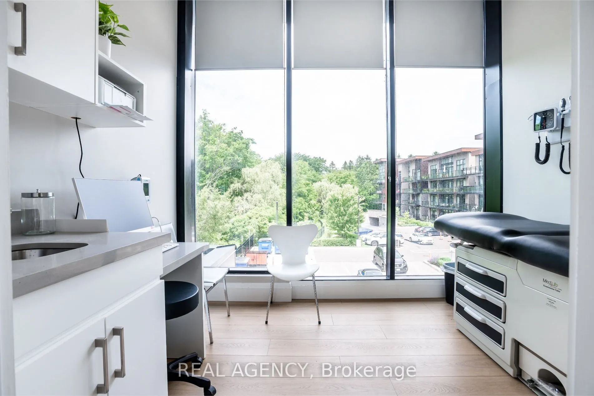 1601 Lakeshore Road W