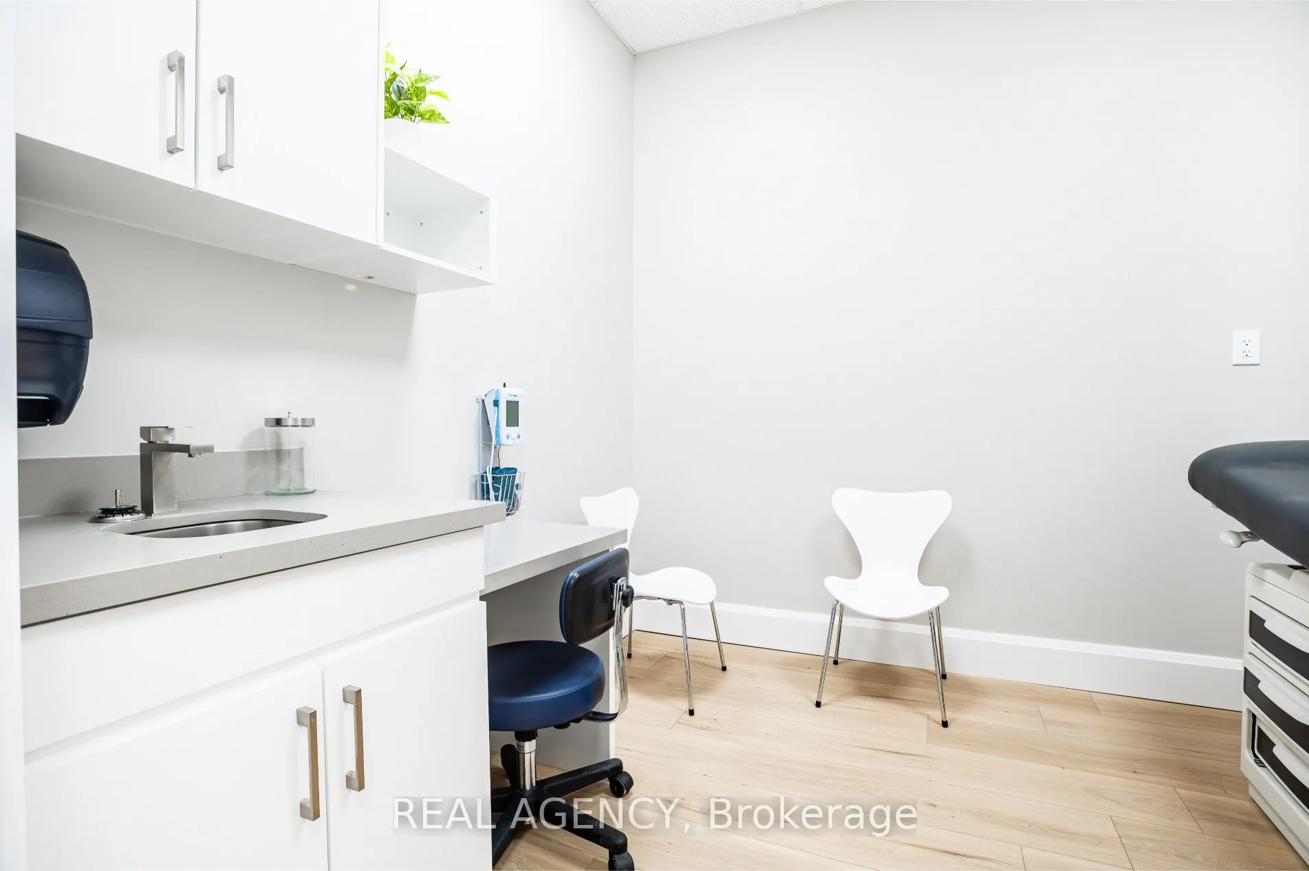 1601 Lakeshore Road W