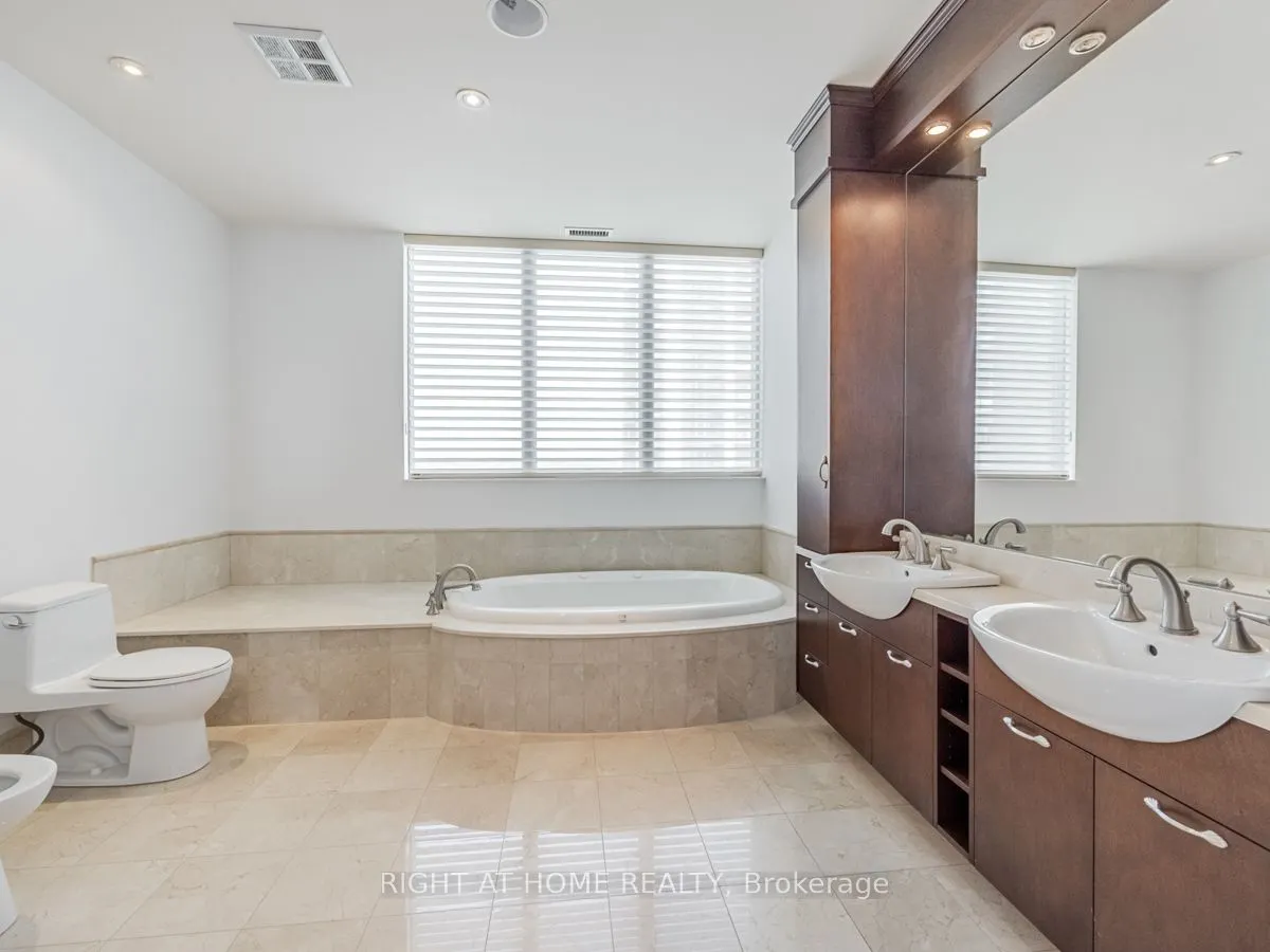 2095 Lake Shore Boulevard W #LPH19