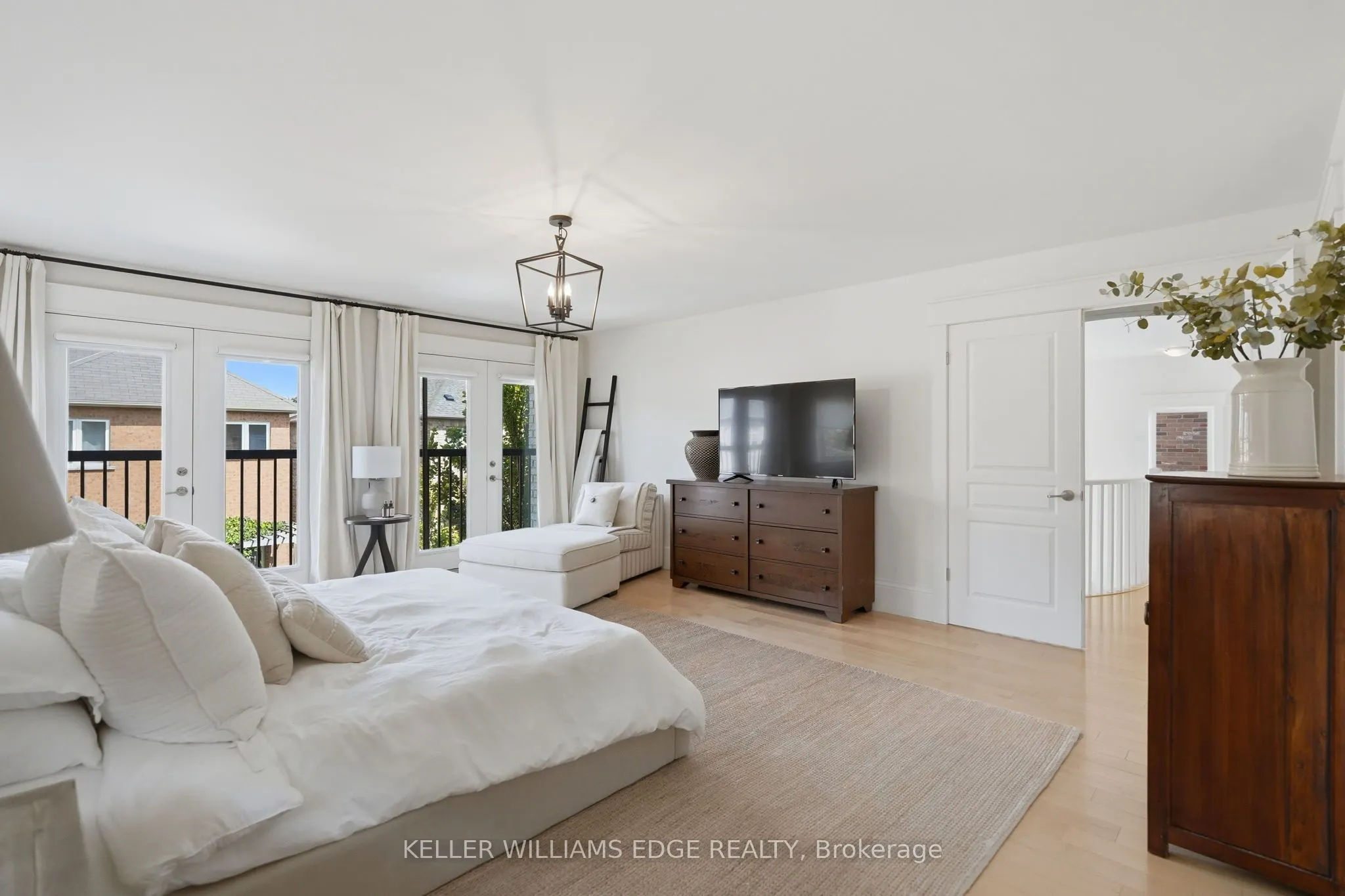 3202 Saltaire Crescent