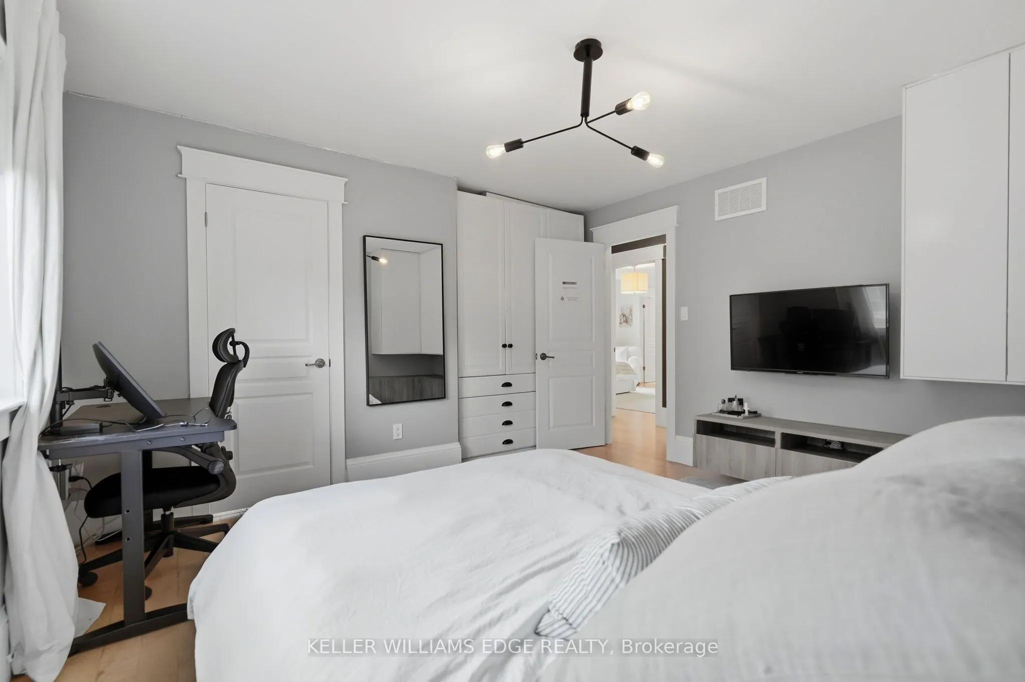 3202 Saltaire Crescent