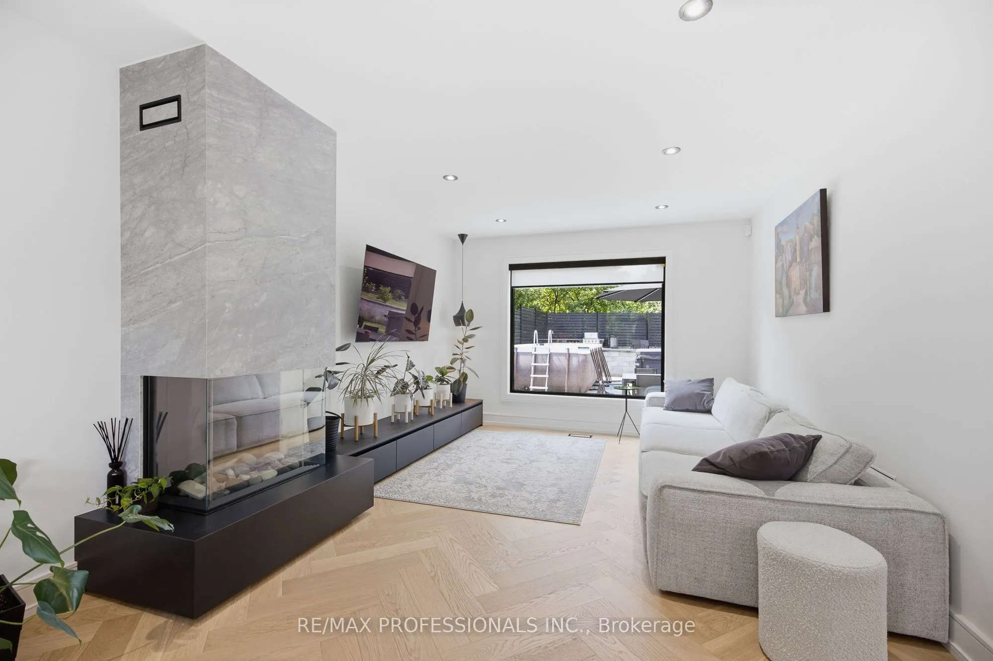 3328 Riverspray Crescent