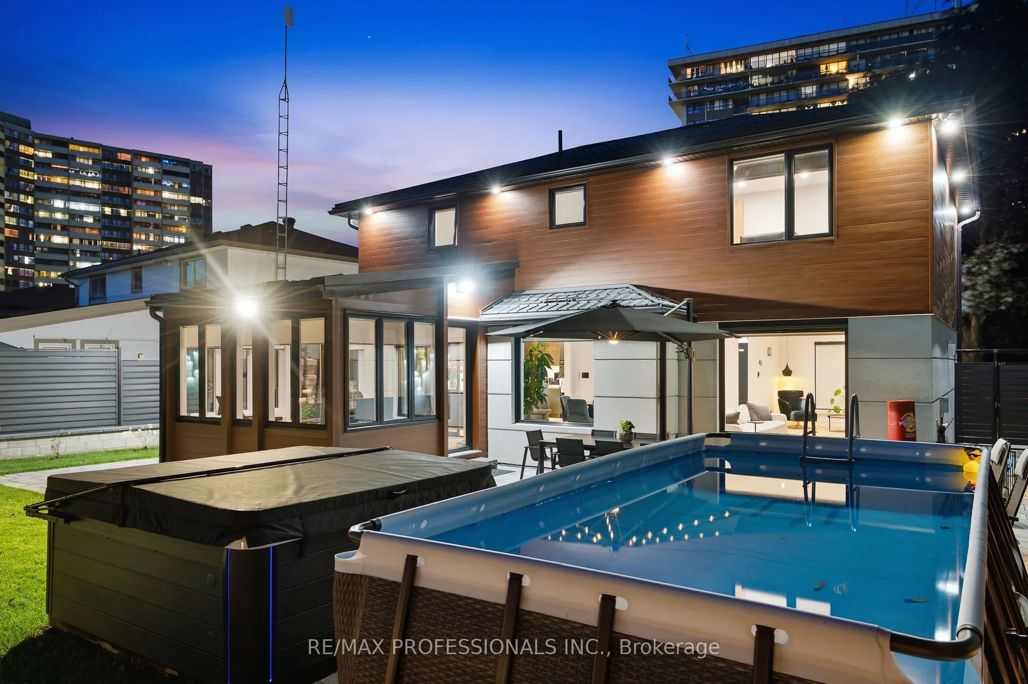 3328 Riverspray Crescent
