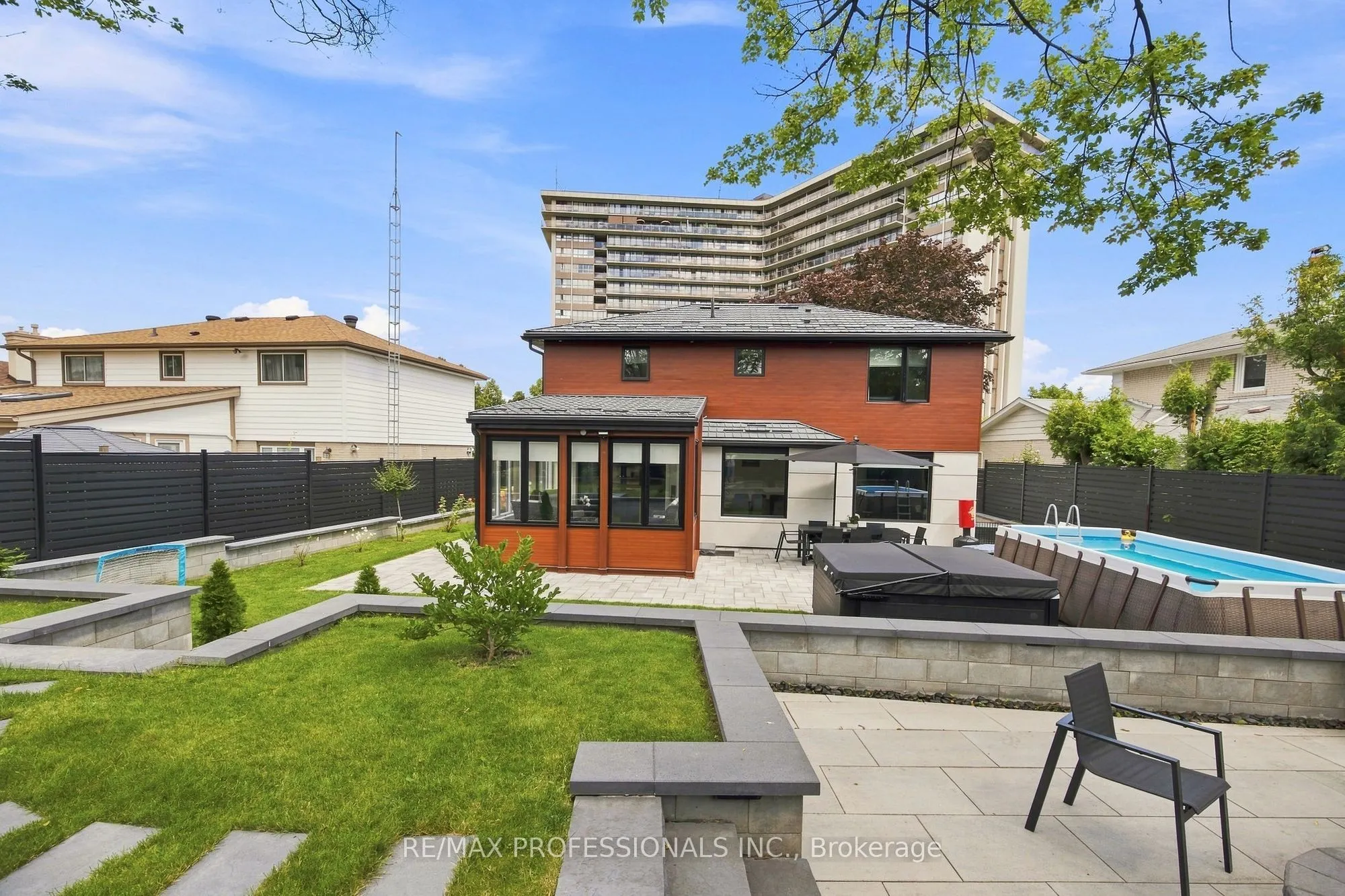 3328 Riverspray Crescent