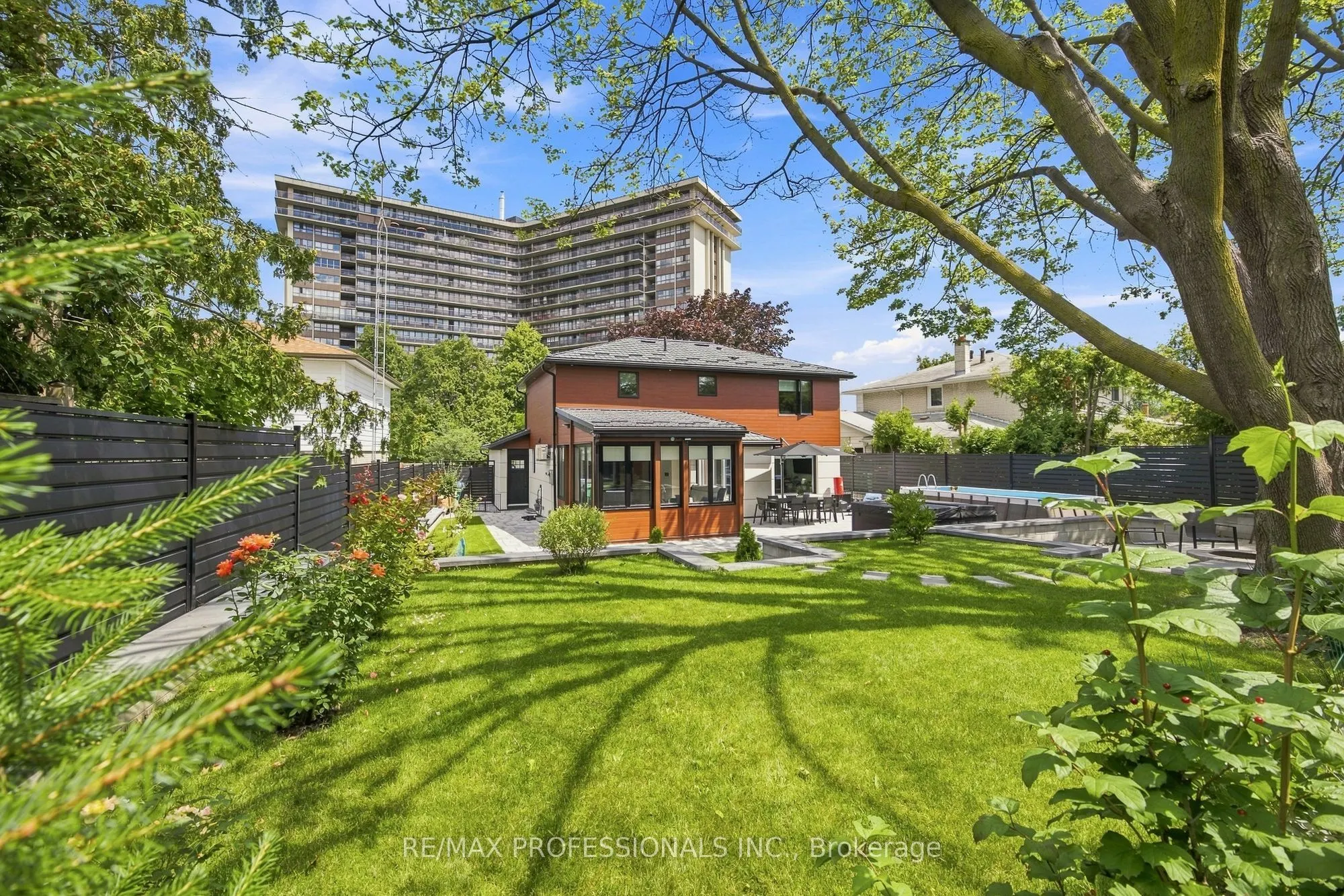 3328 Riverspray Crescent