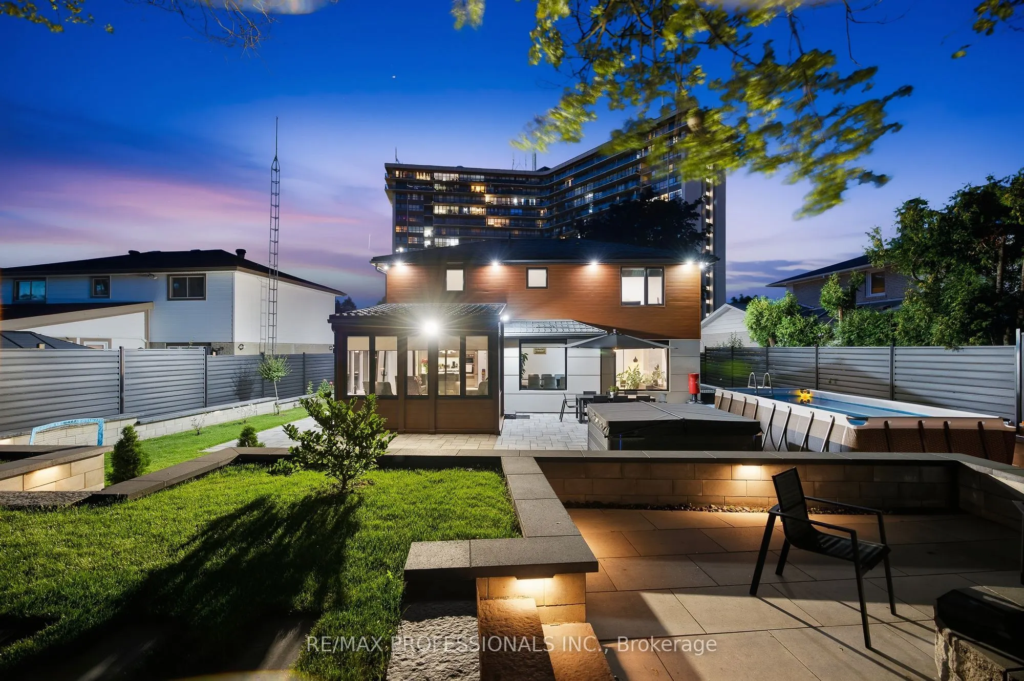 3328 Riverspray Crescent