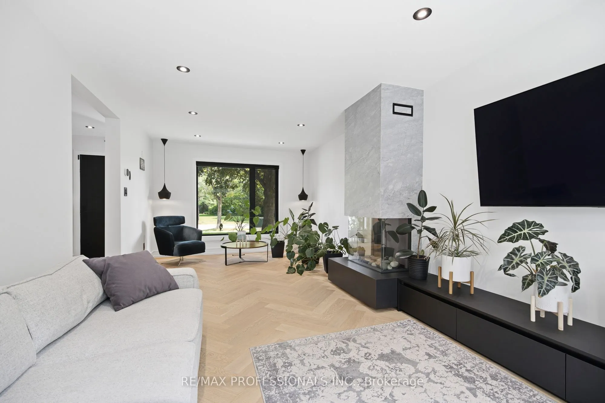 3328 Riverspray Crescent