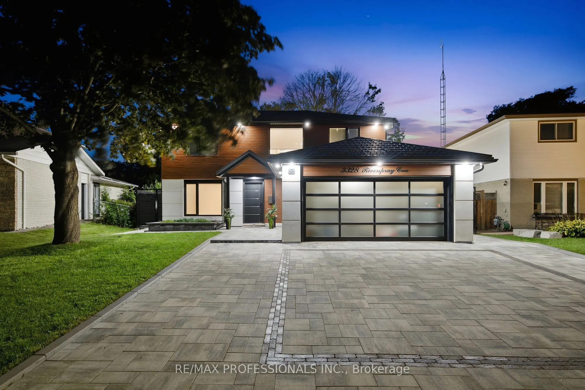 3328 Riverspray Crescent