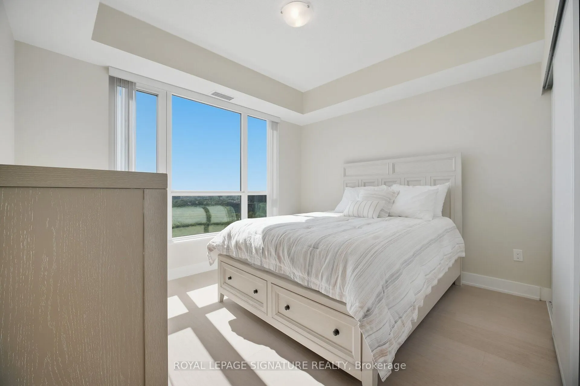 204 Burnhamthorpe Road E #1309