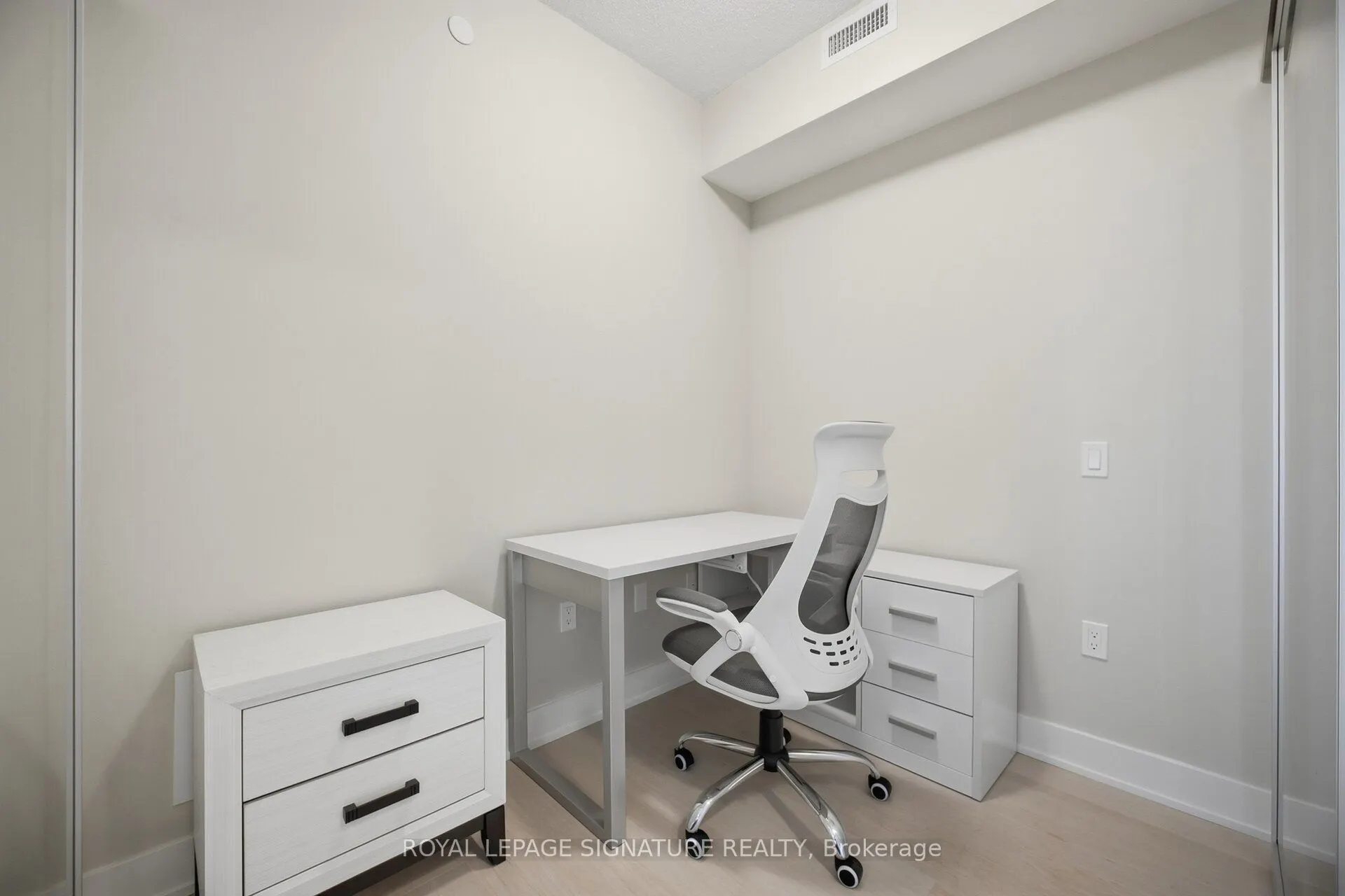 204 Burnhamthorpe Road E #1309