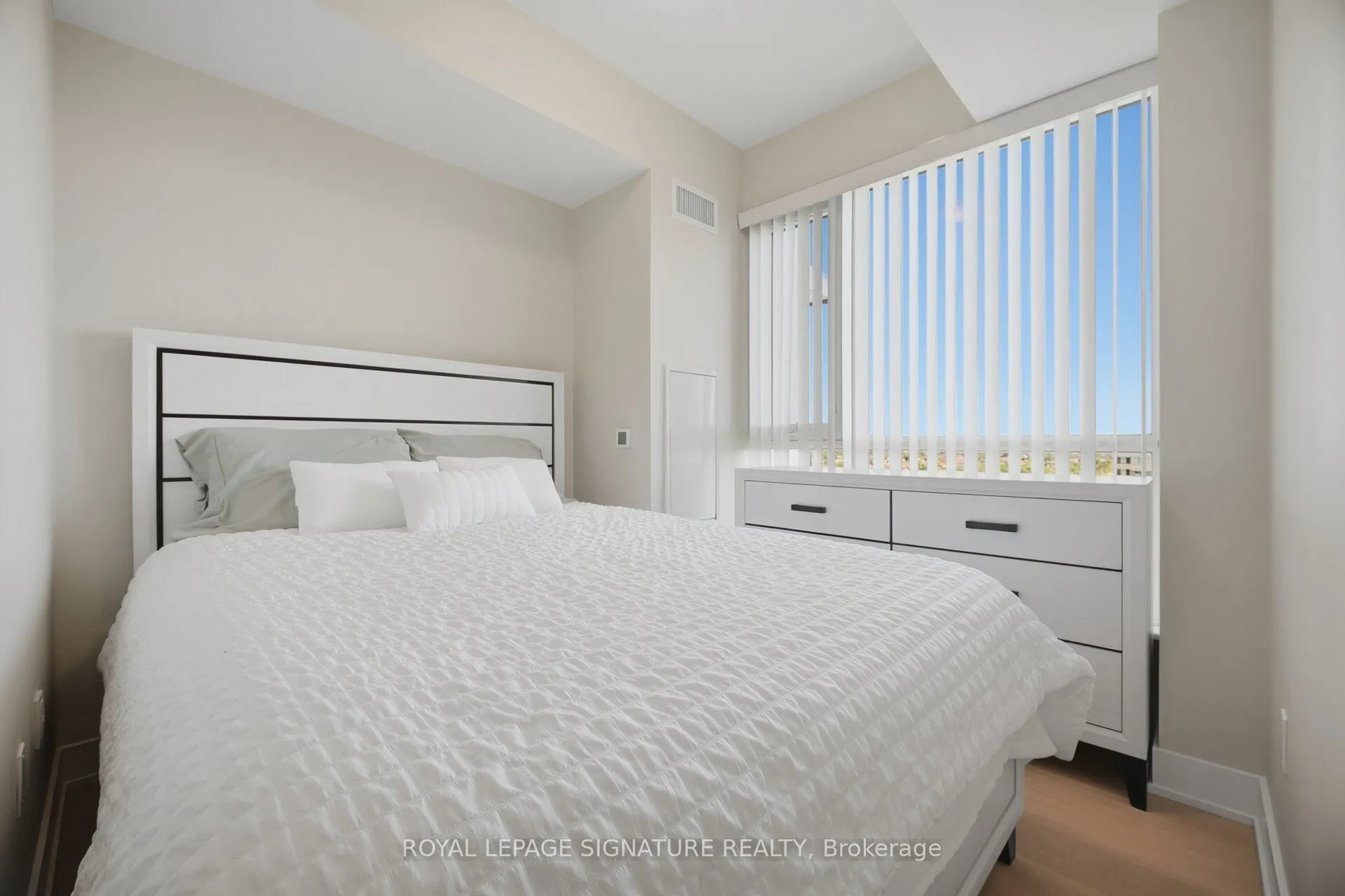 204 Burnhamthorpe Road E #1309