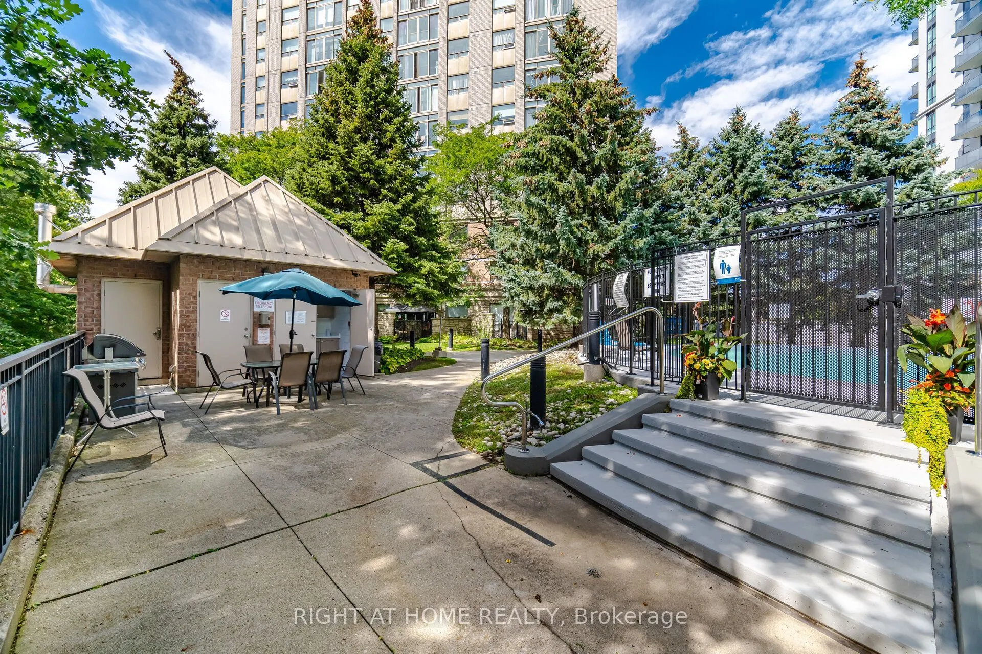 200 BURNHAMTHORPE Road E #1106