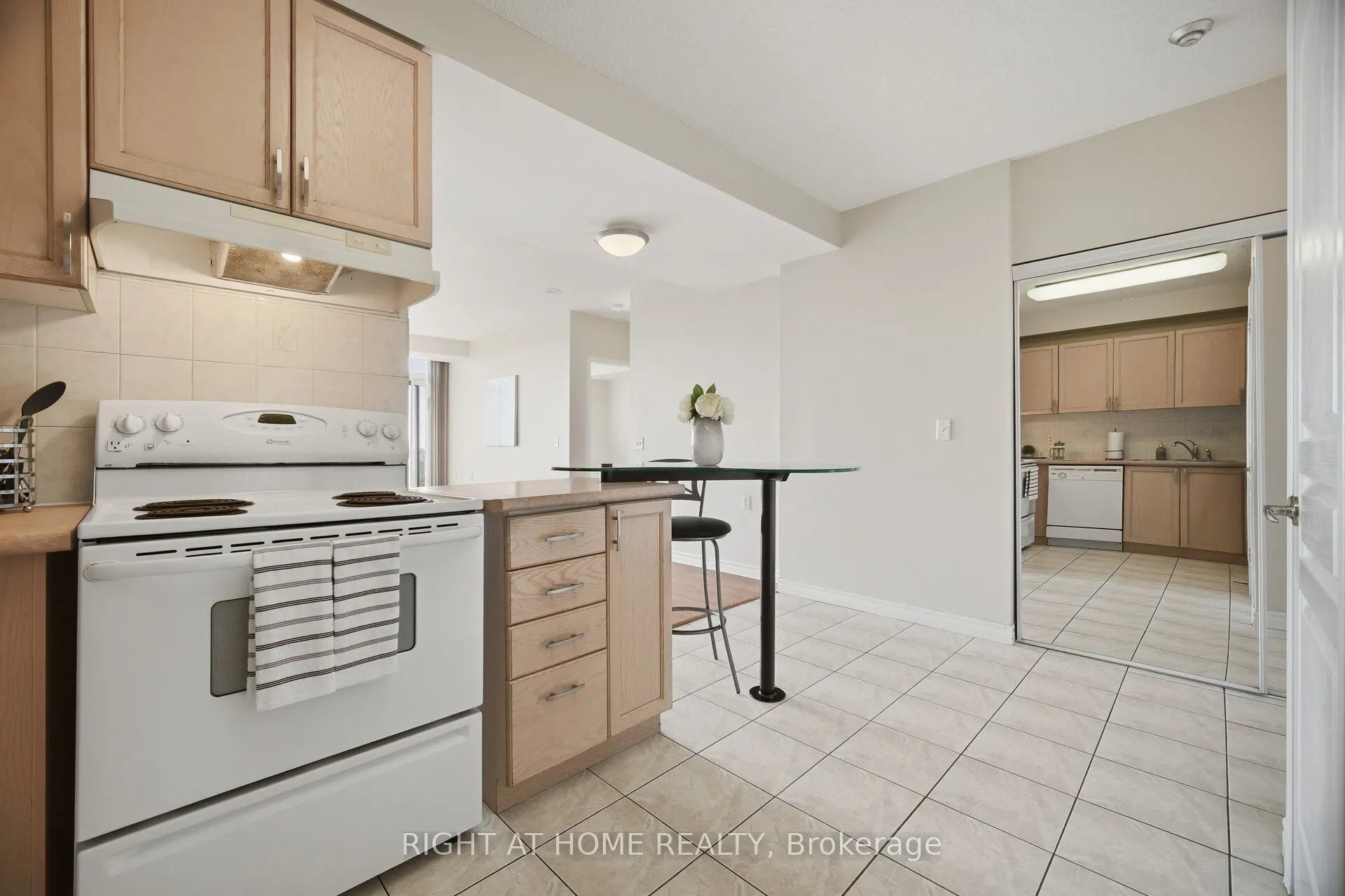200 BURNHAMTHORPE Road E #1106