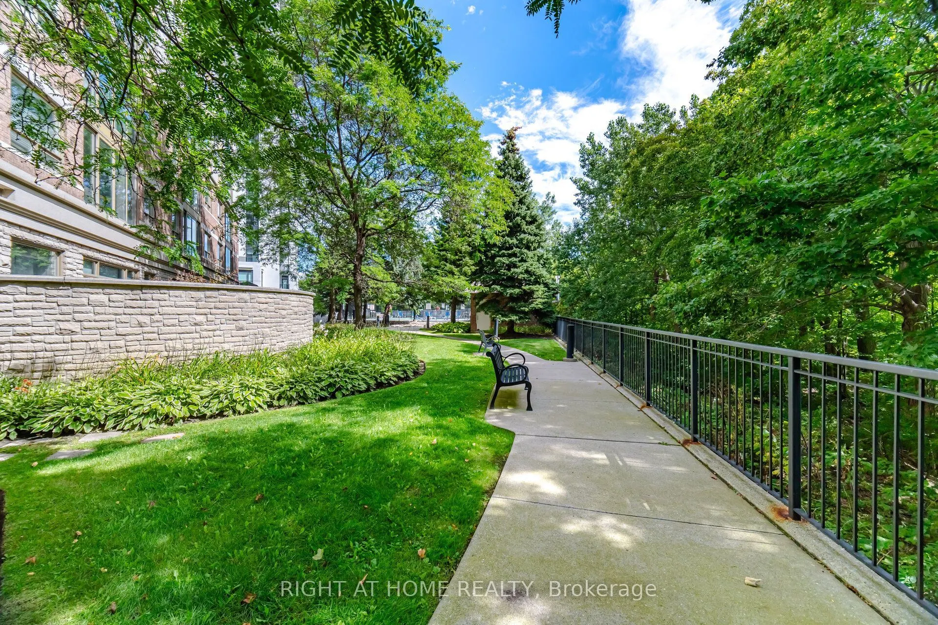 200 BURNHAMTHORPE Road E #1106