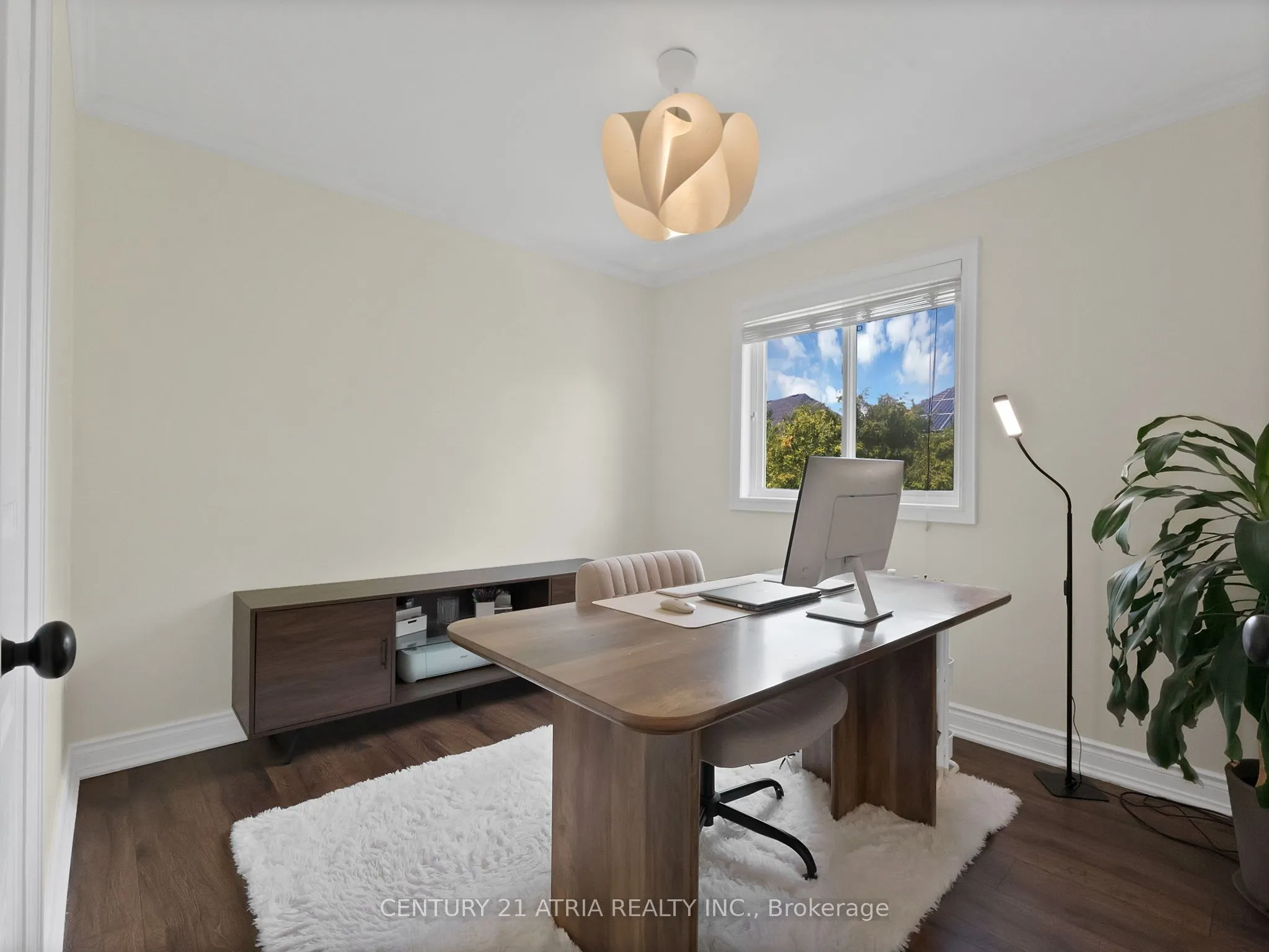 214 Ellis Crescent