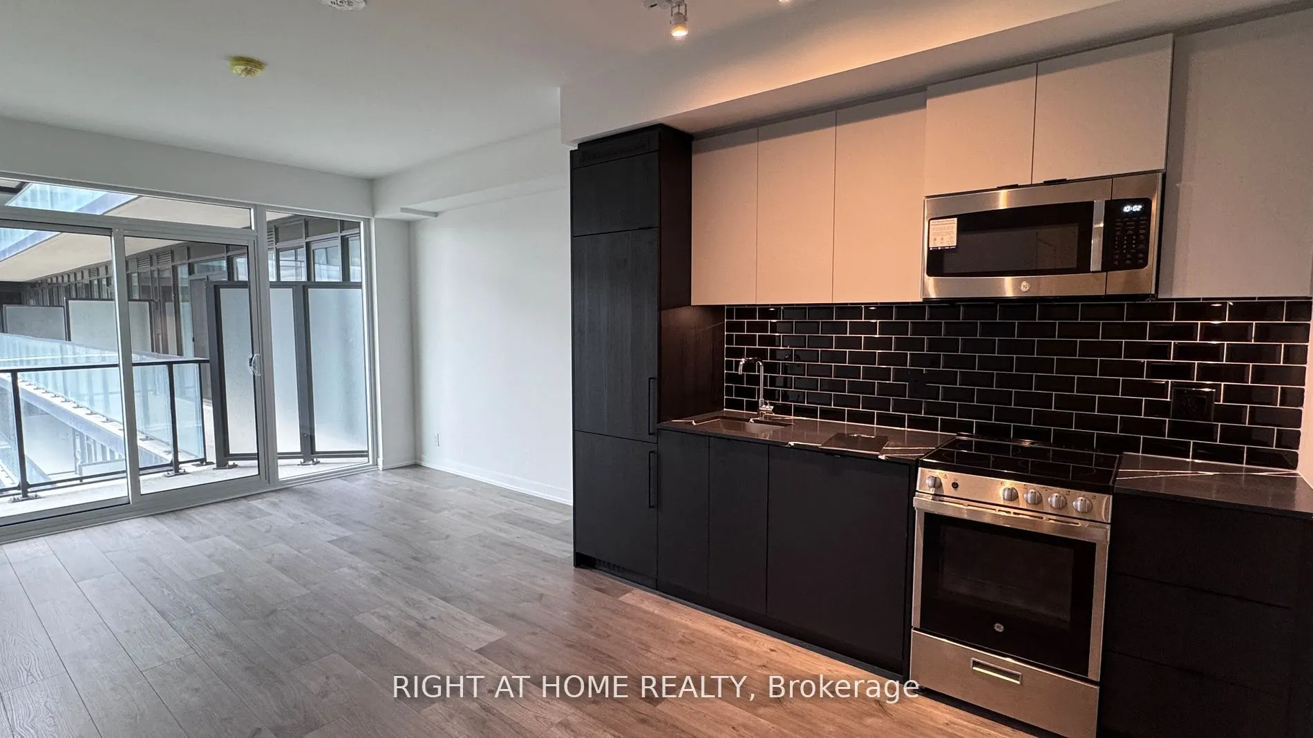 285 Dufferin Street #1027