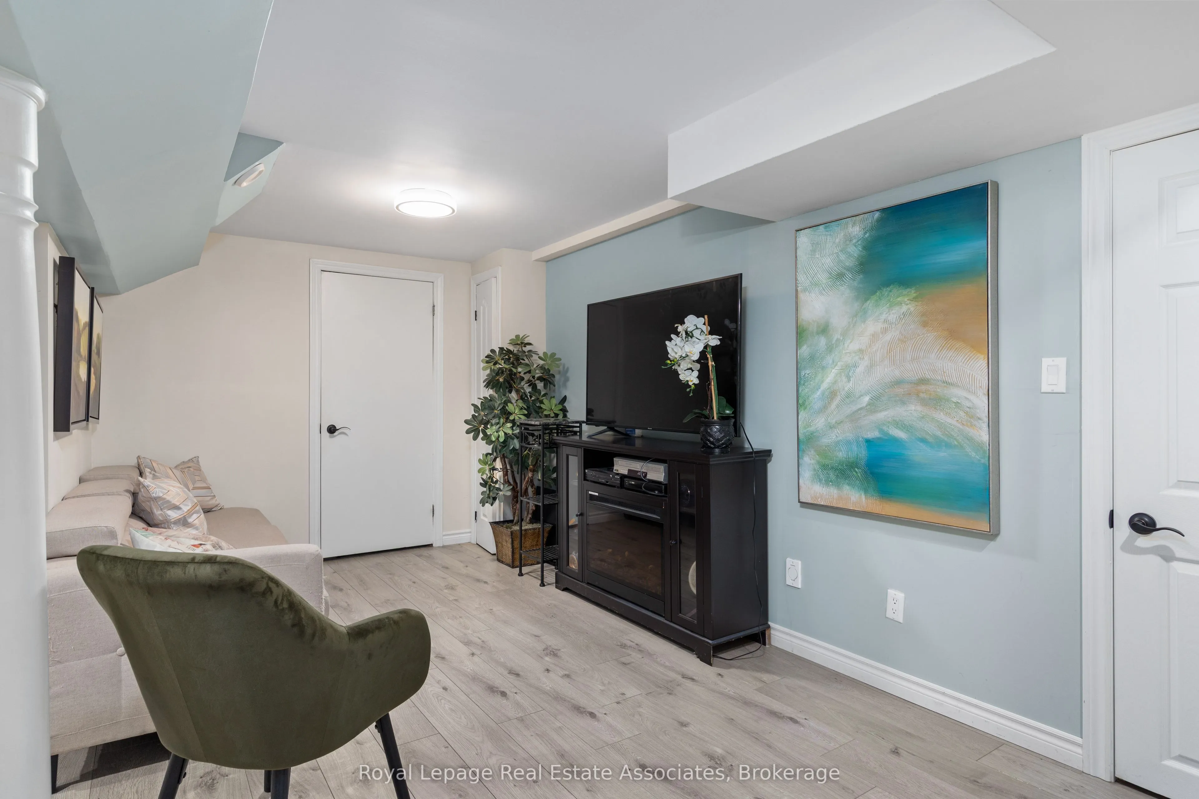 537 MATHEWMAN Crescent