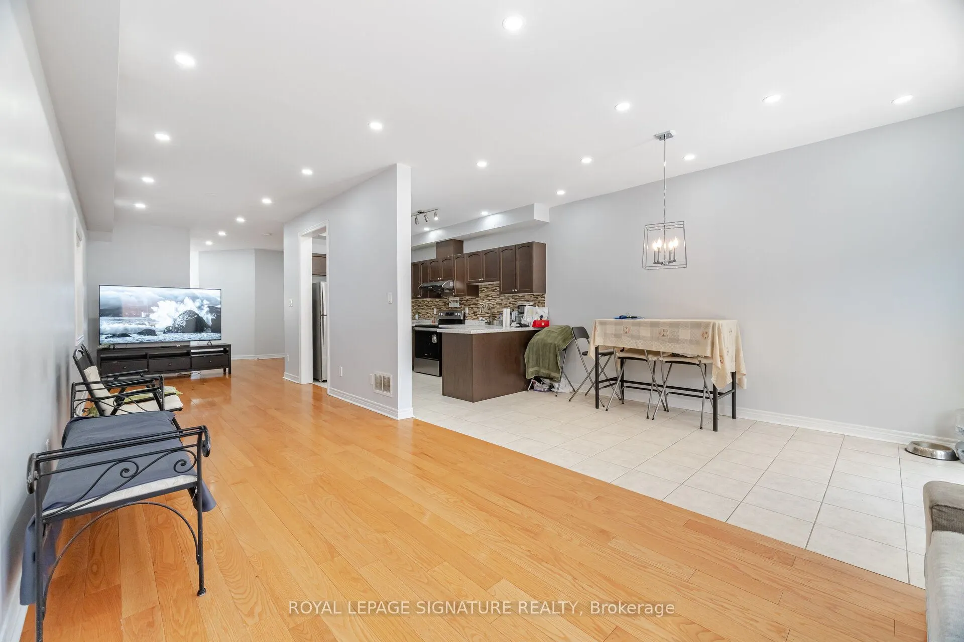 443 Comiskey Crescent