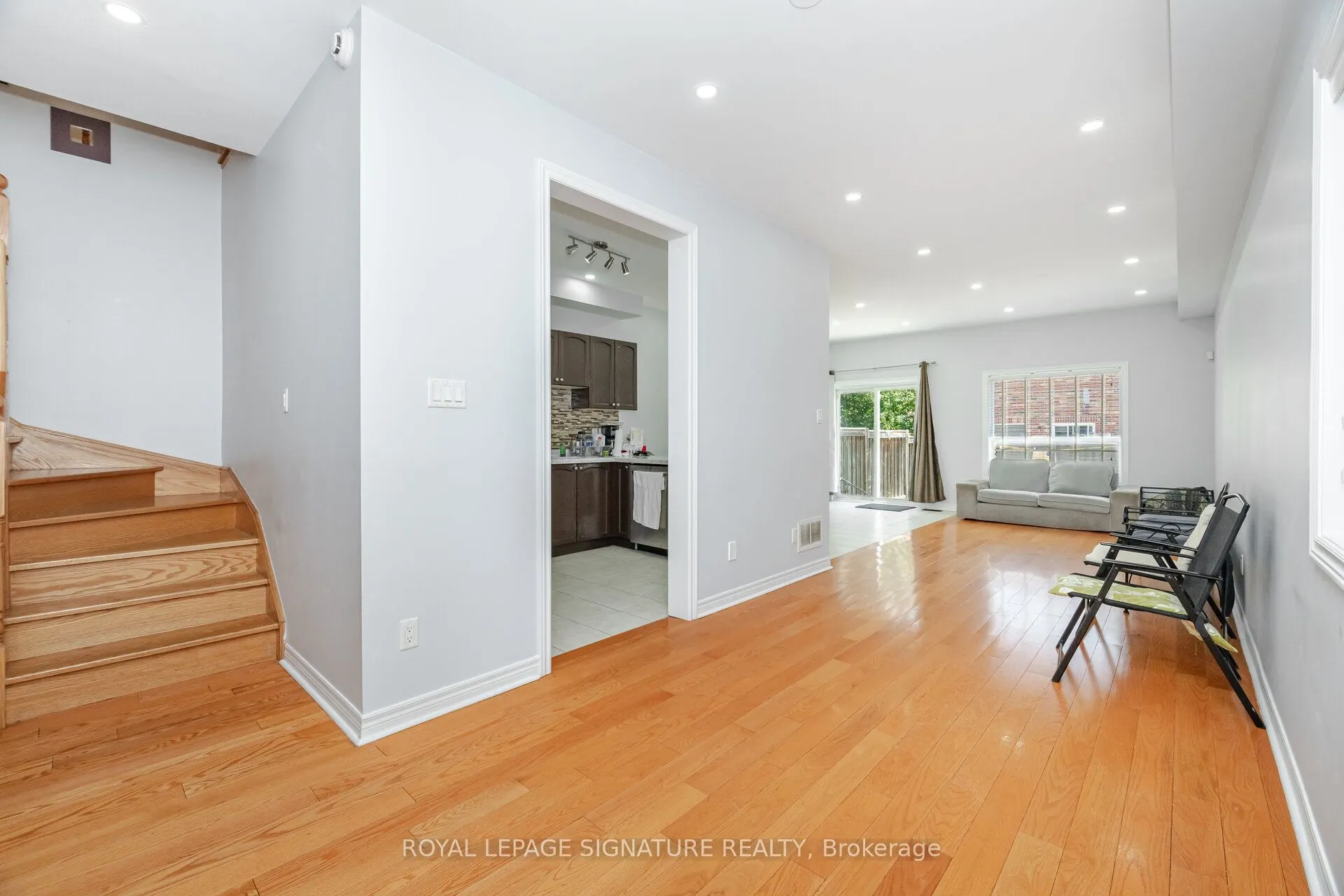 443 Comiskey Crescent
