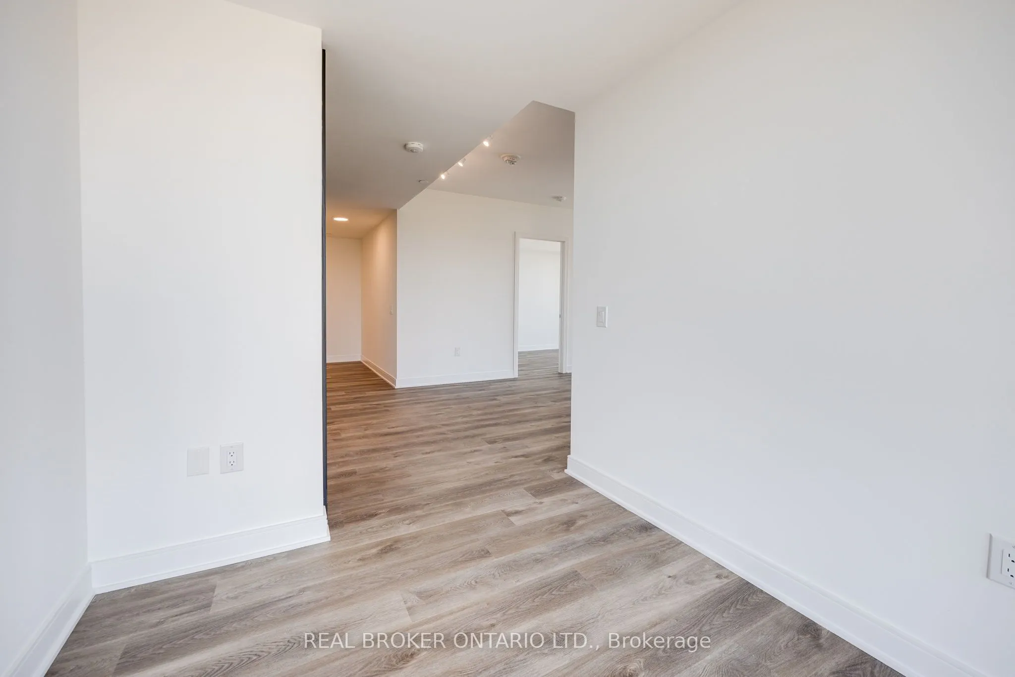 86 Dundas Street E #1602