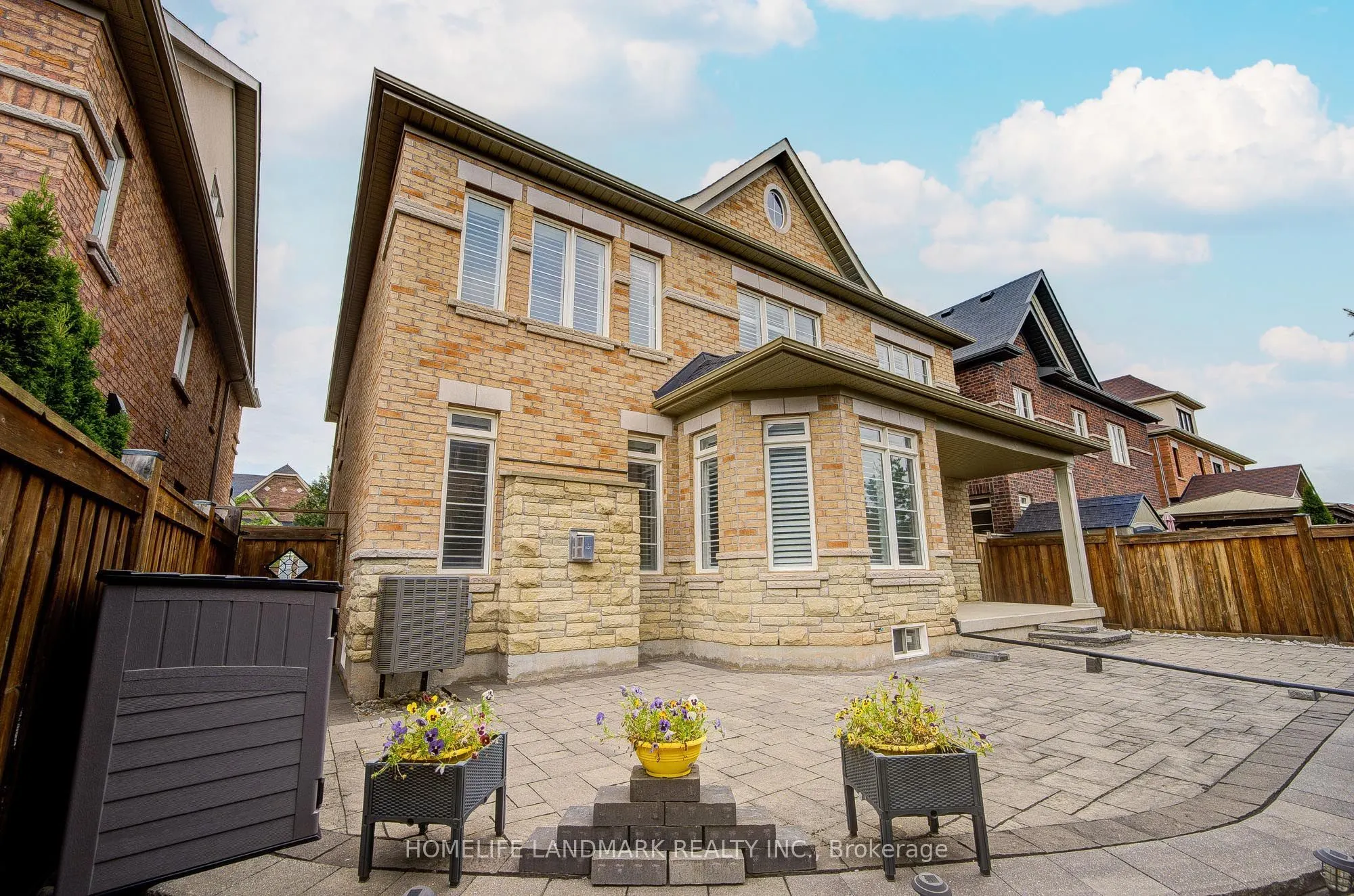 95 Hoey Crescent