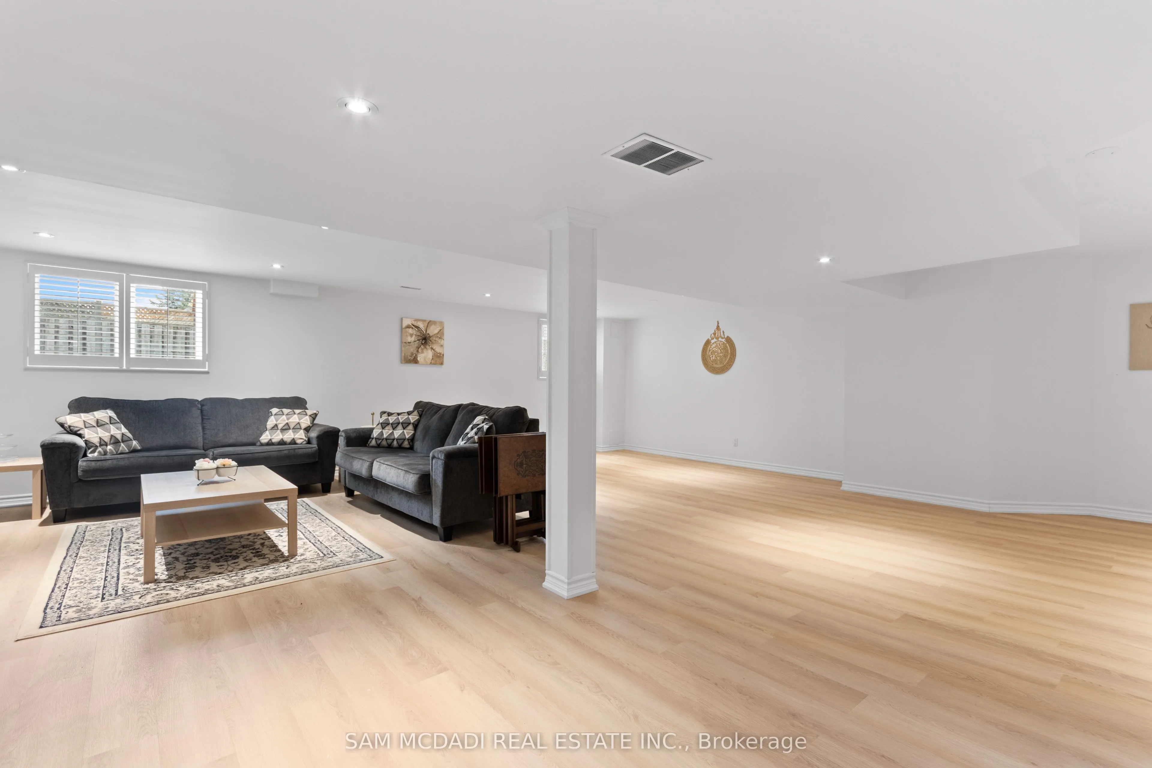 964 Queen Street W