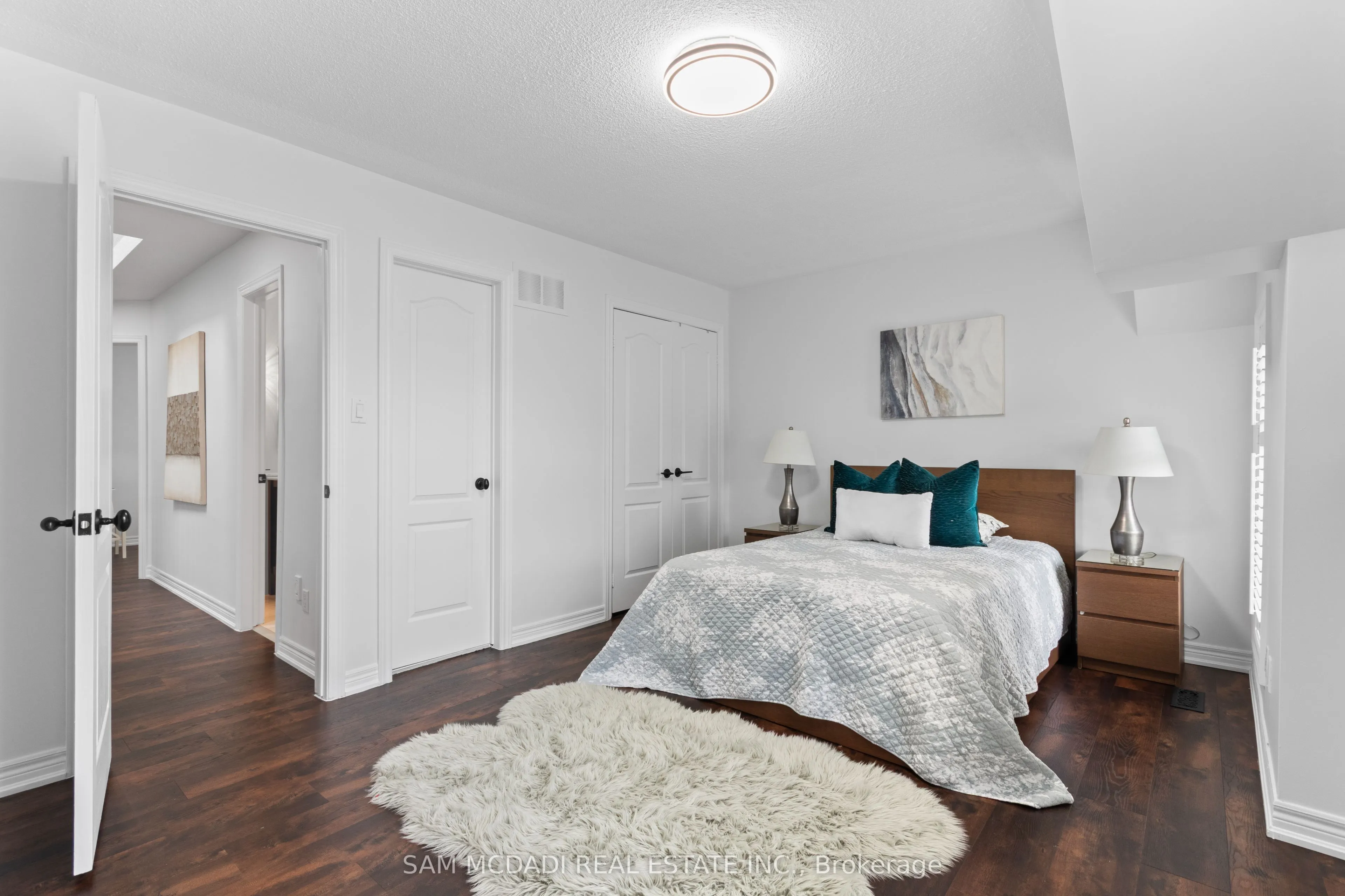 964 Queen Street W