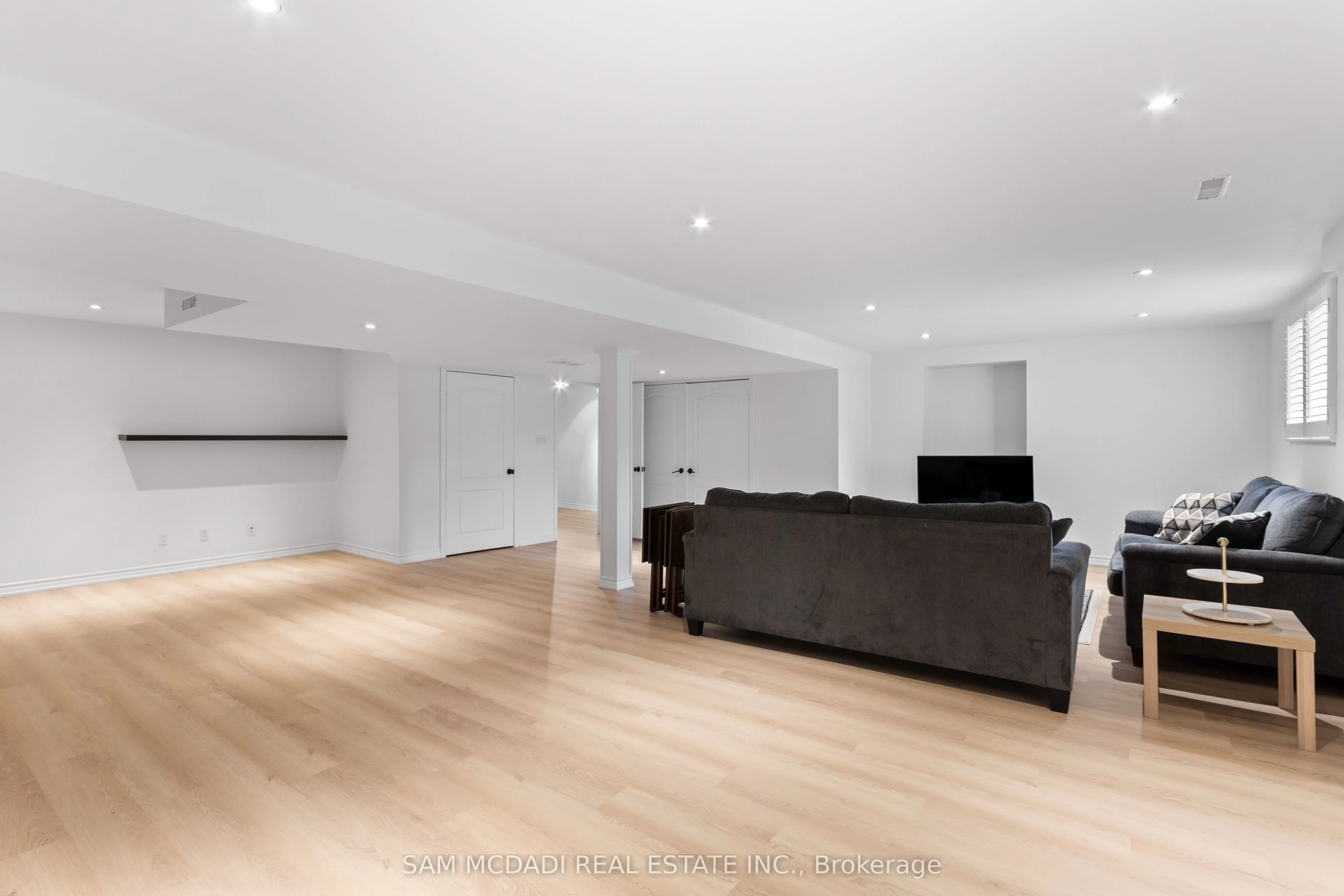 964 Queen Street W
