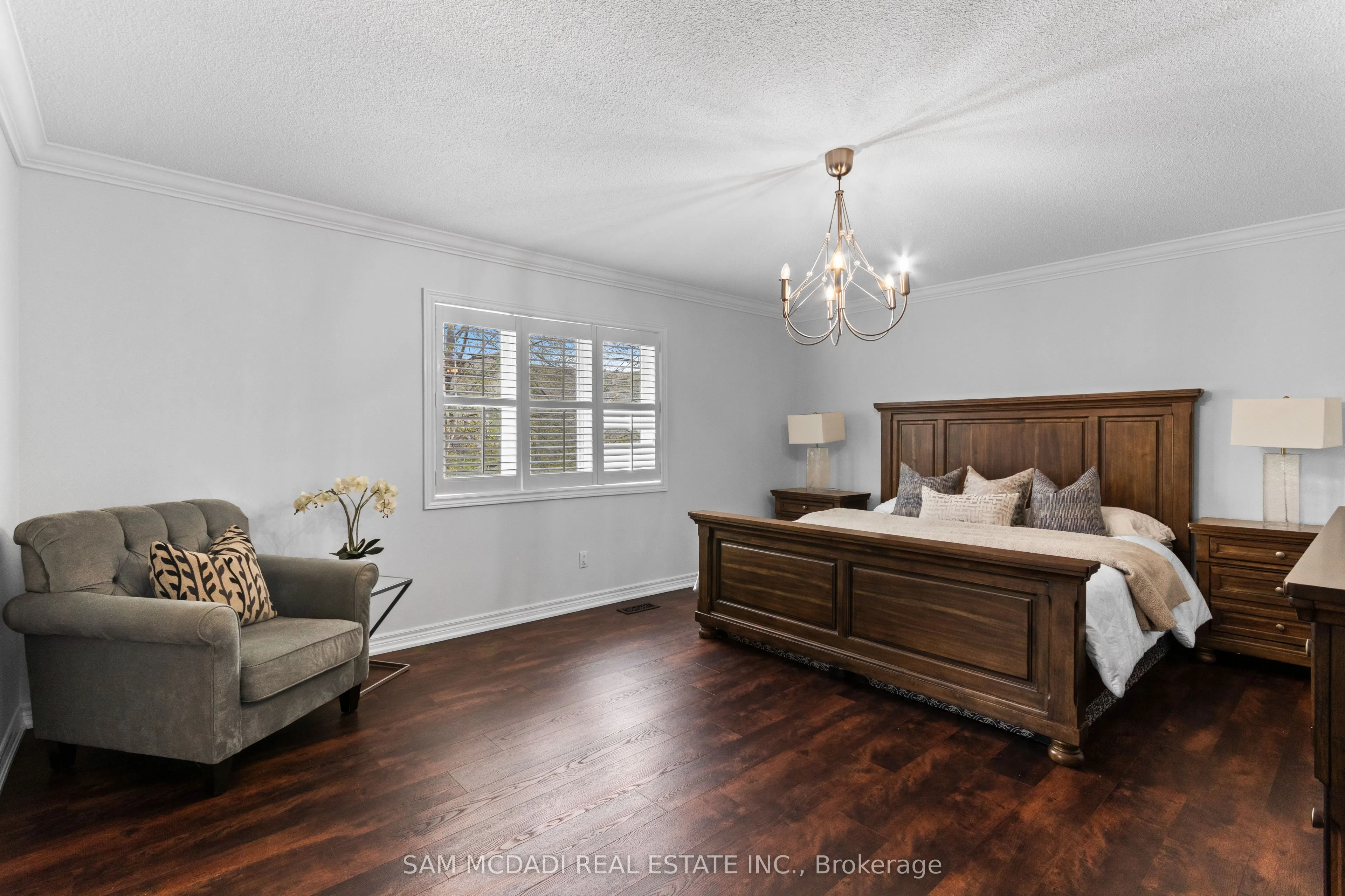 964 Queen Street W