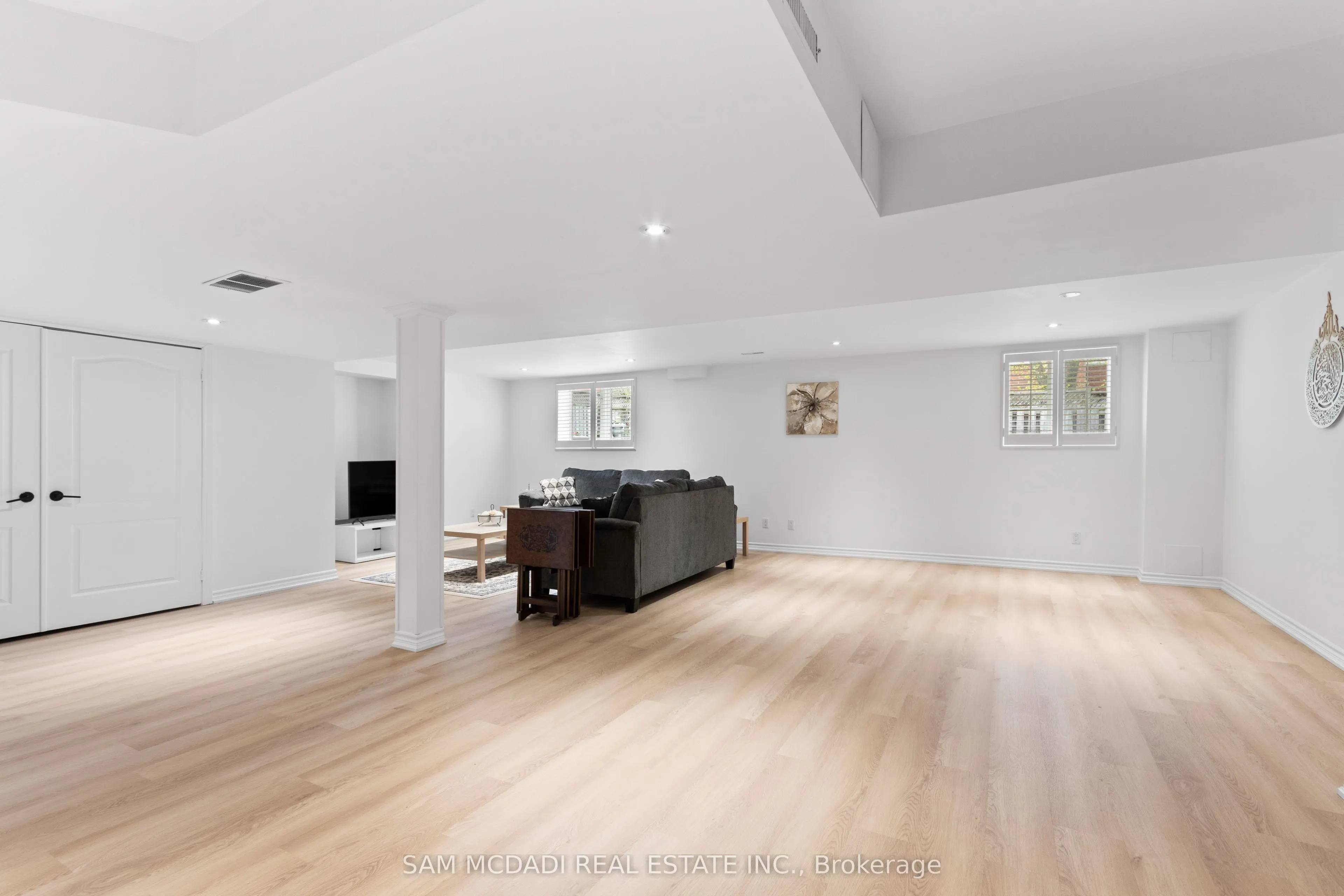 964 Queen Street W