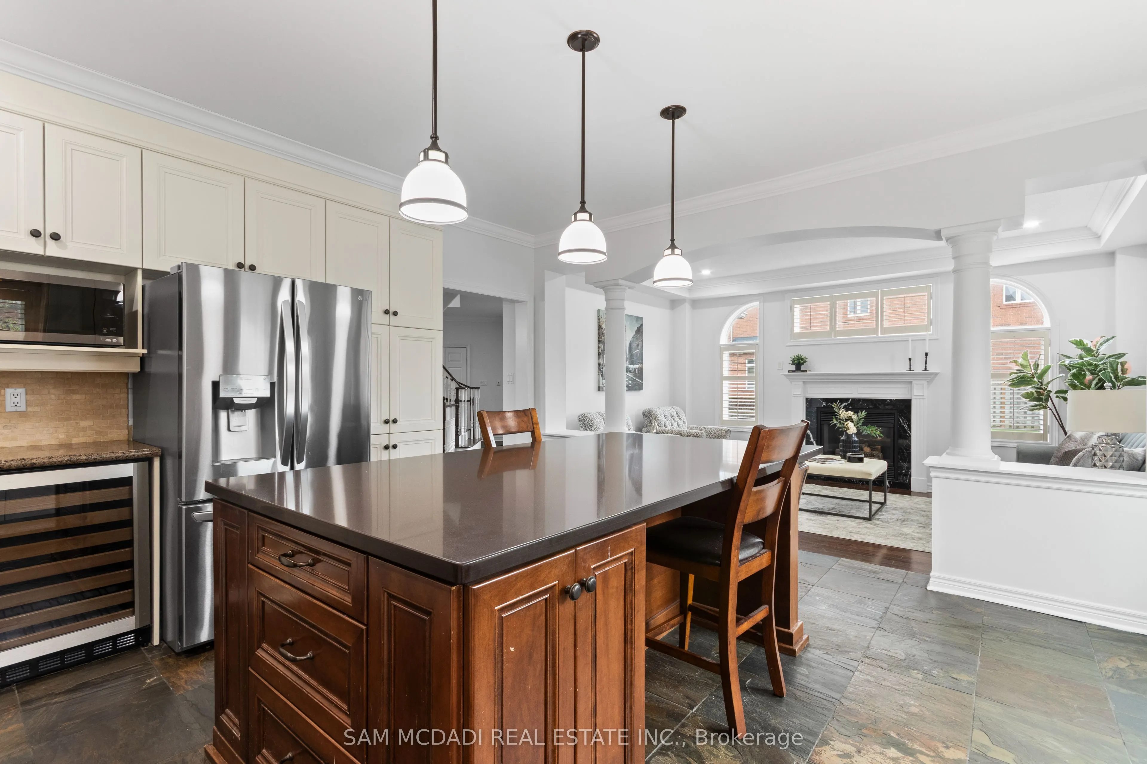 964 Queen Street W