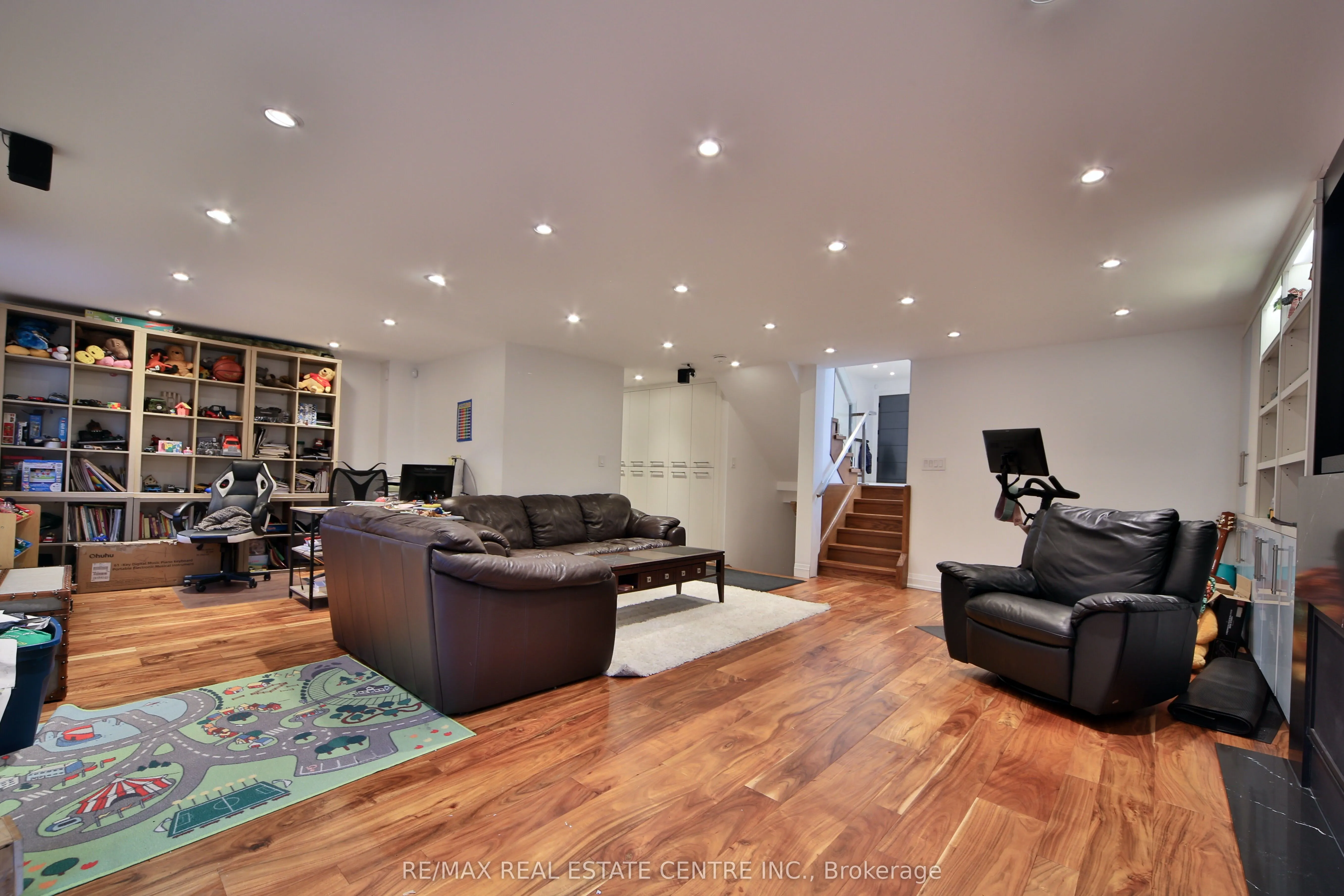 3158 Valmarie Avenue