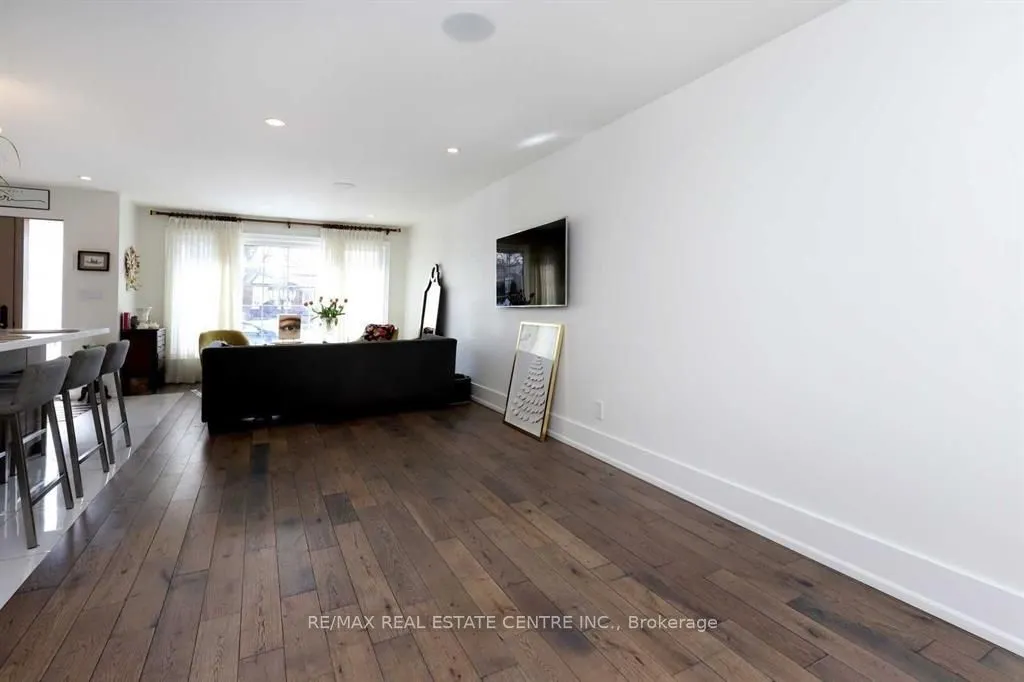 814 Eaglemount Crescent