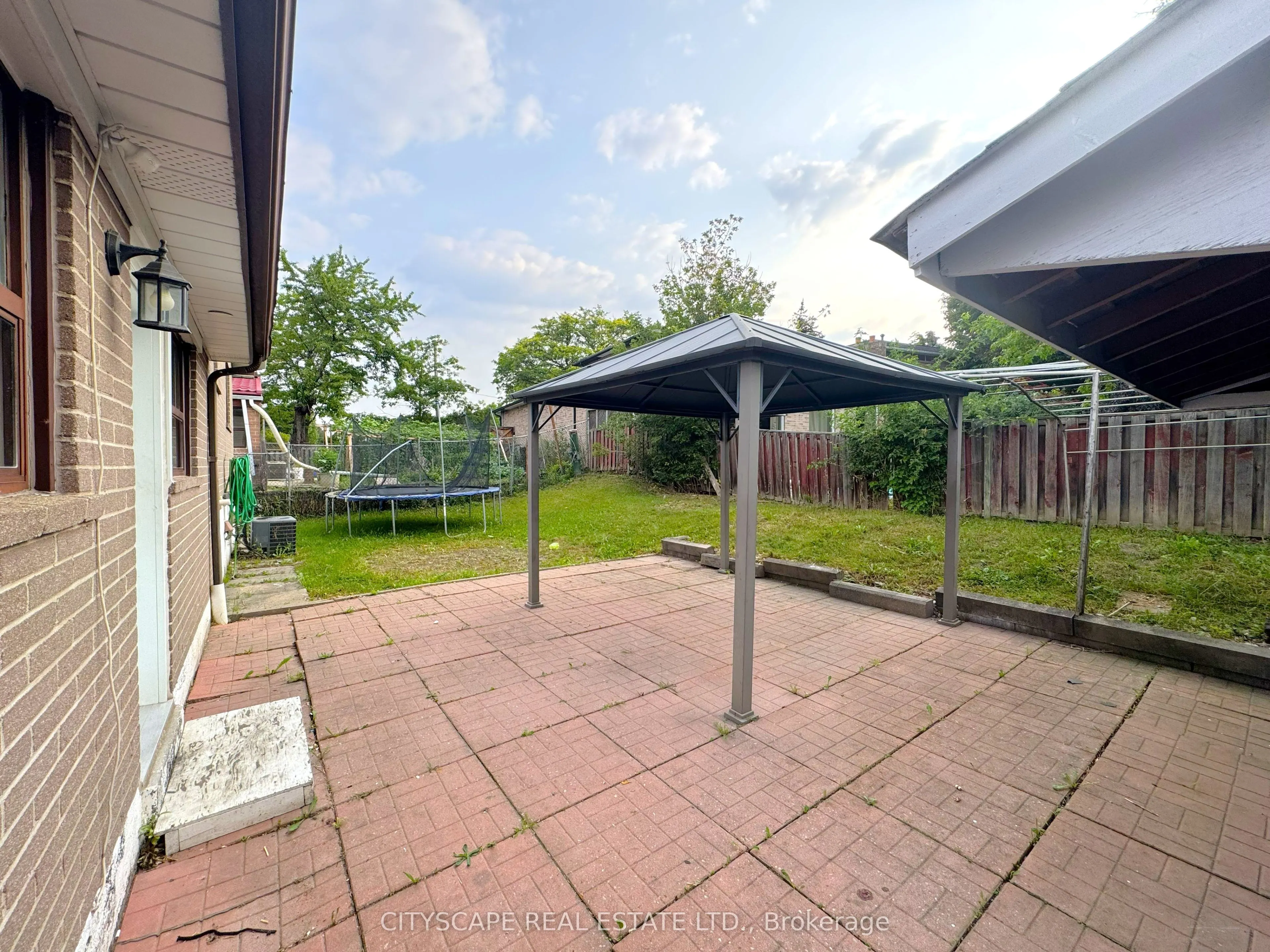 61 Bloomington Crescent