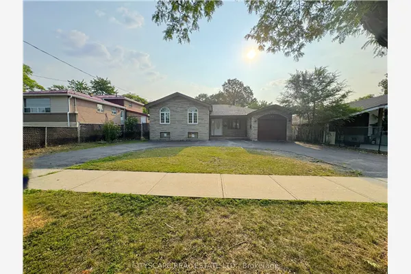61 Bloomington Crescent
