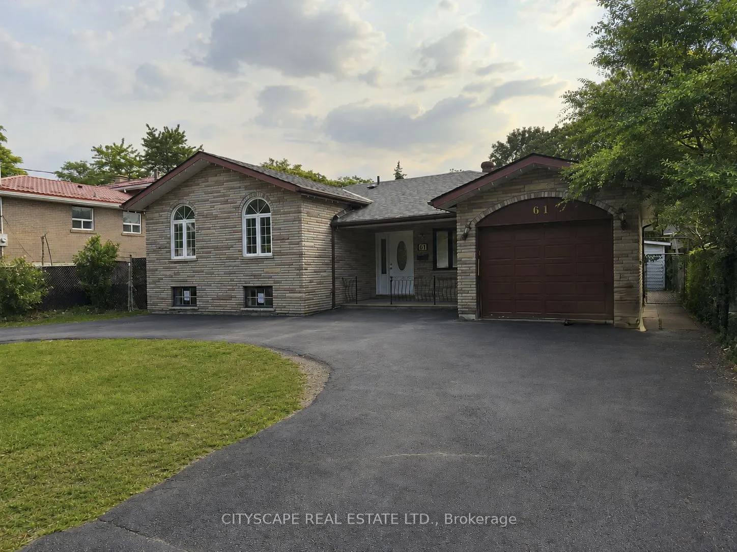 61 Bloomington Crescent