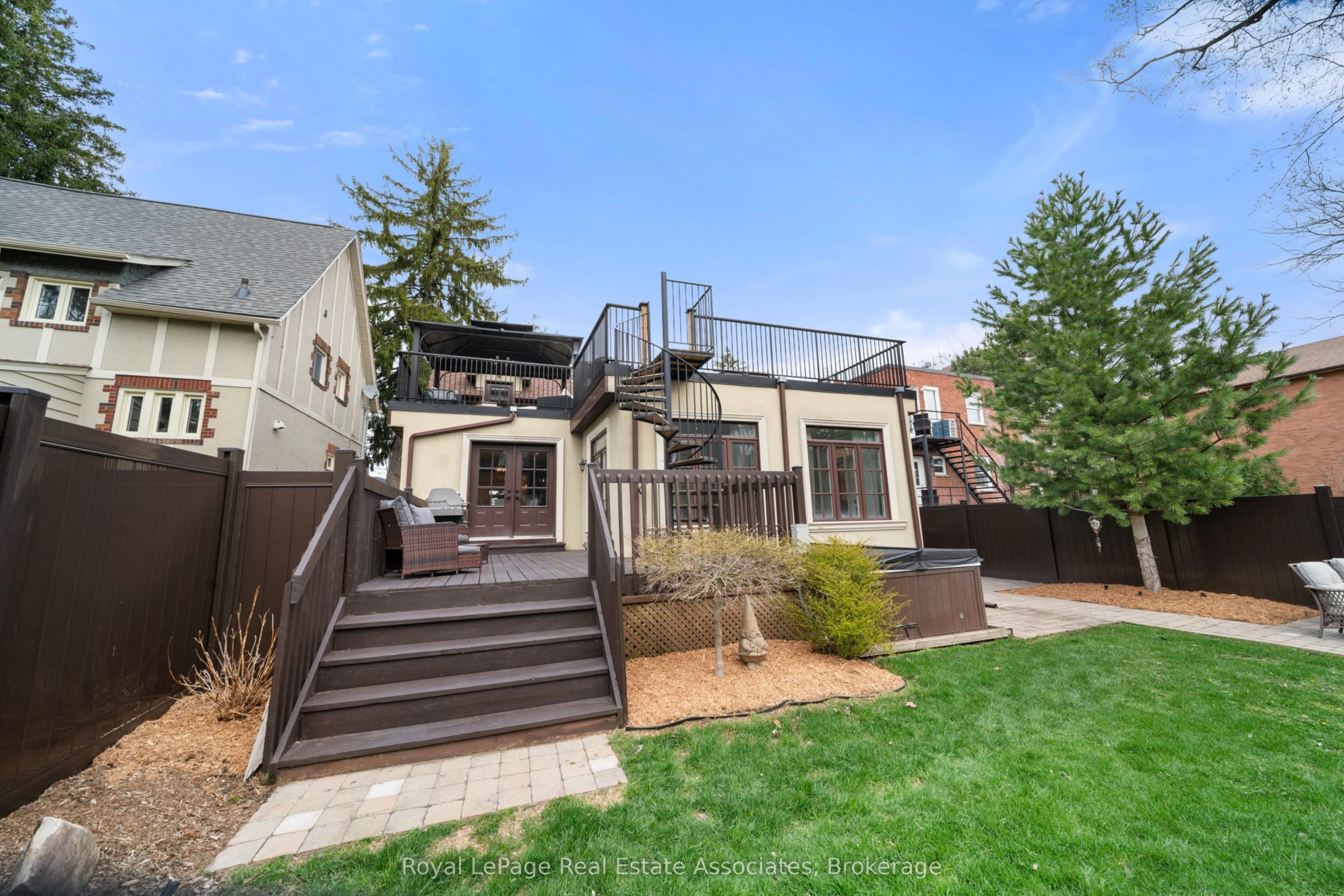 36 Mississauga Road N