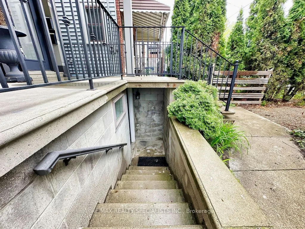 252 Earlscourt Avenue