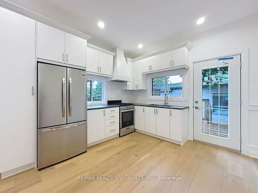 252 Earlscourt Avenue
