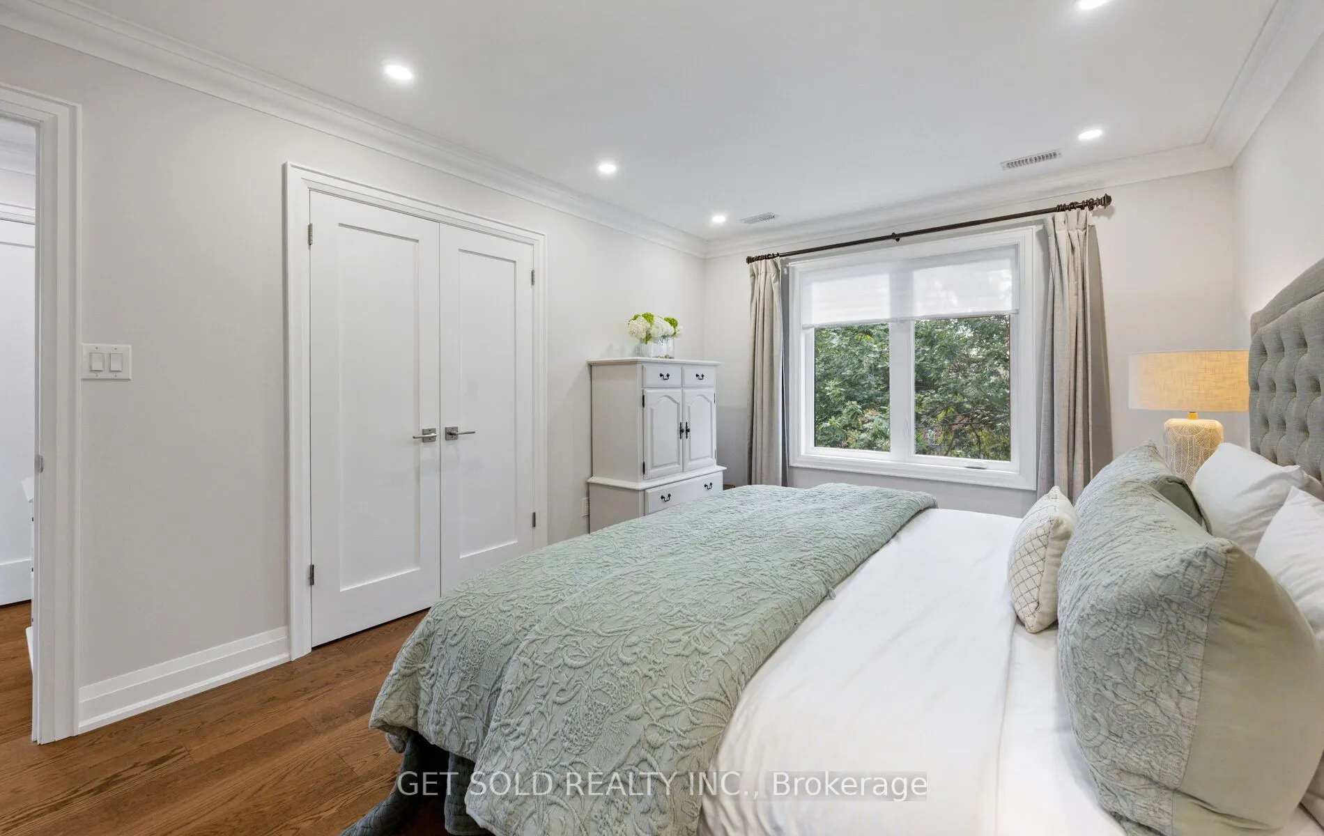8 Hackmore Avenue