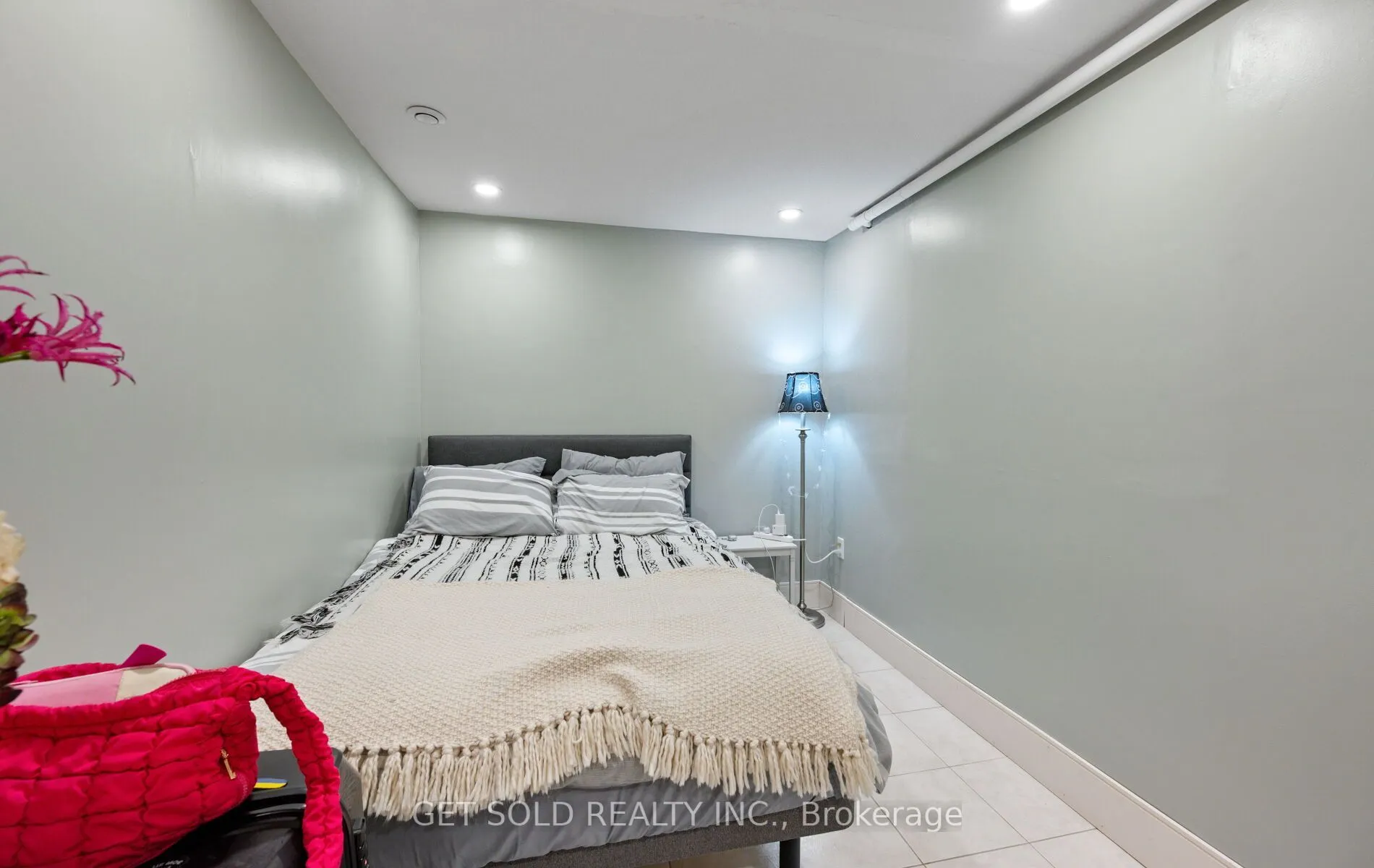 8 Hackmore Avenue