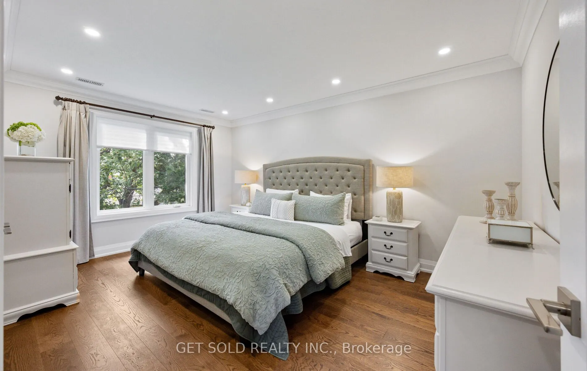 8 Hackmore Avenue