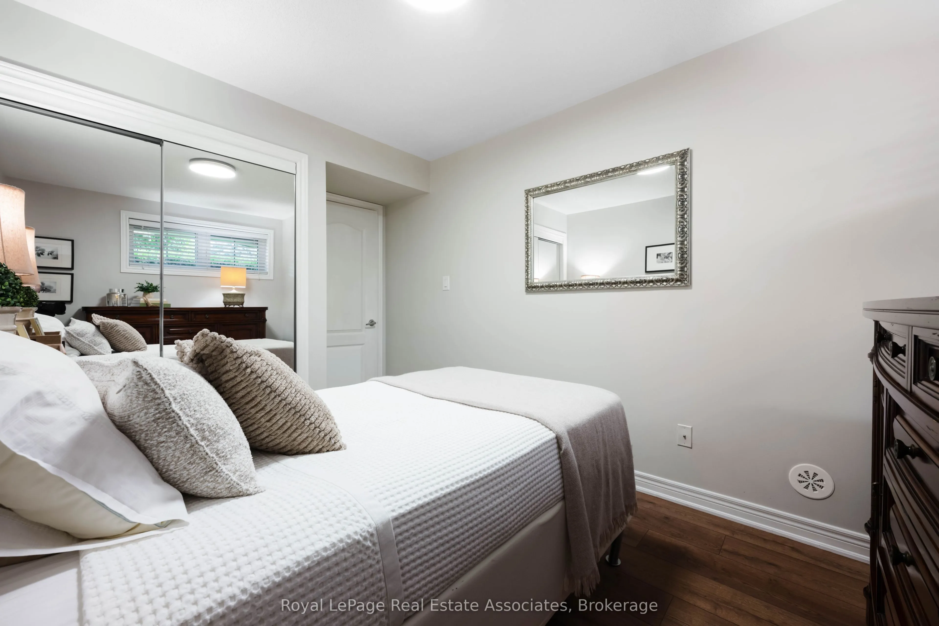 2563 Sixth Line #16