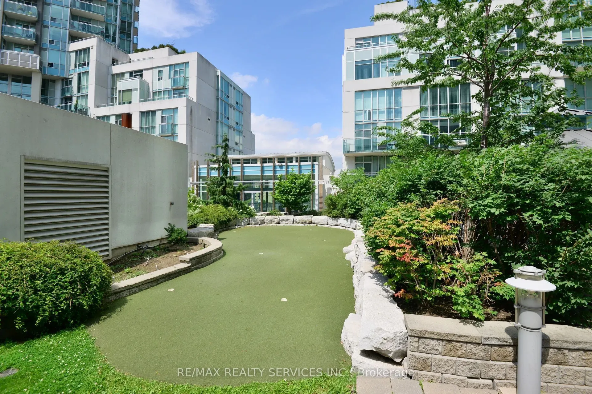 220 Burnhamthorpe Road W #2008