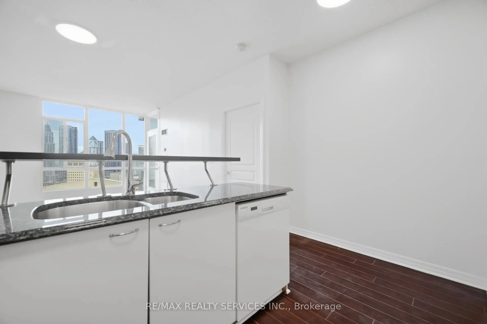 220 Burnhamthorpe Road W #2008