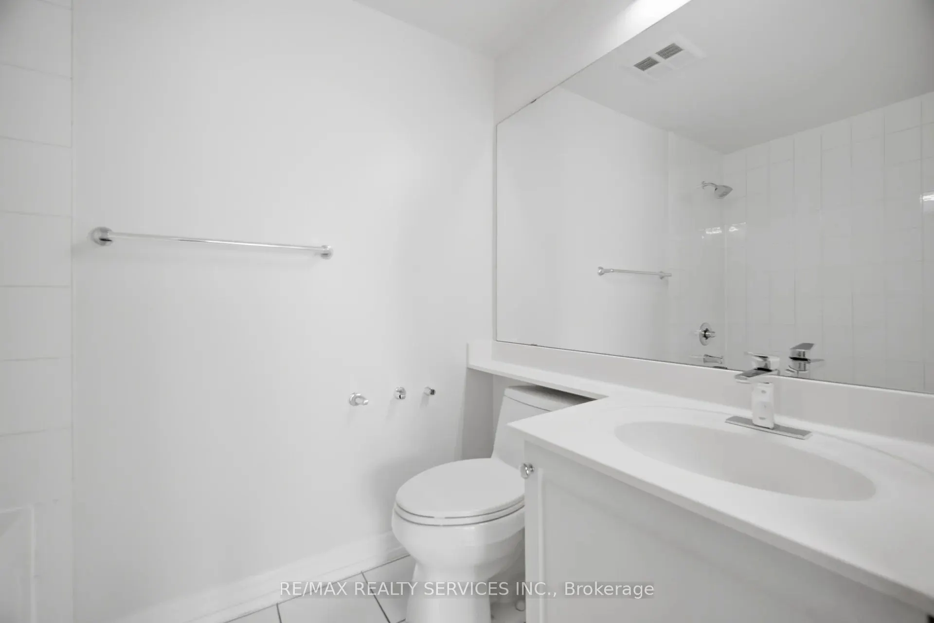 220 Burnhamthorpe Road W #2008