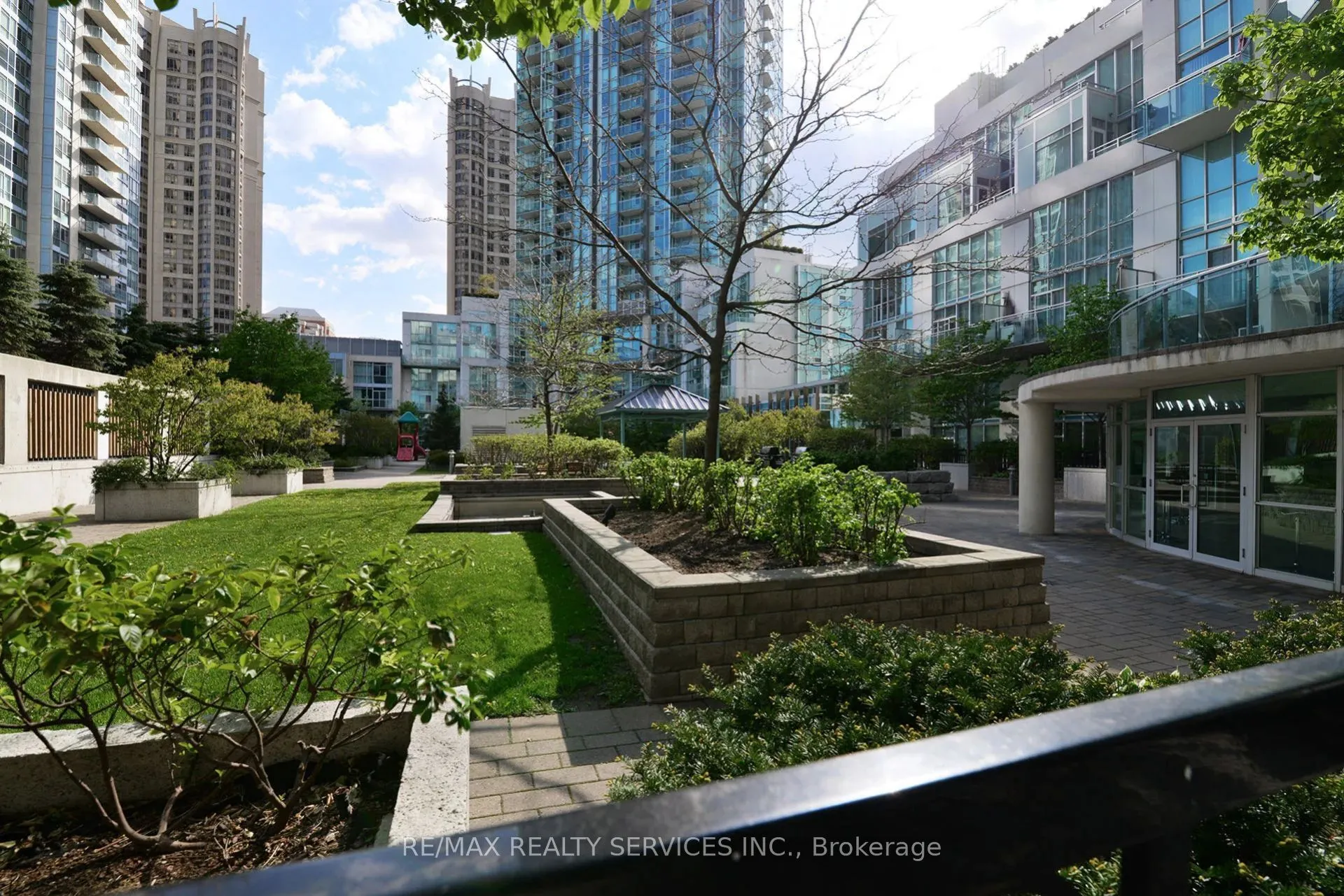 220 Burnhamthorpe Road W #2008
