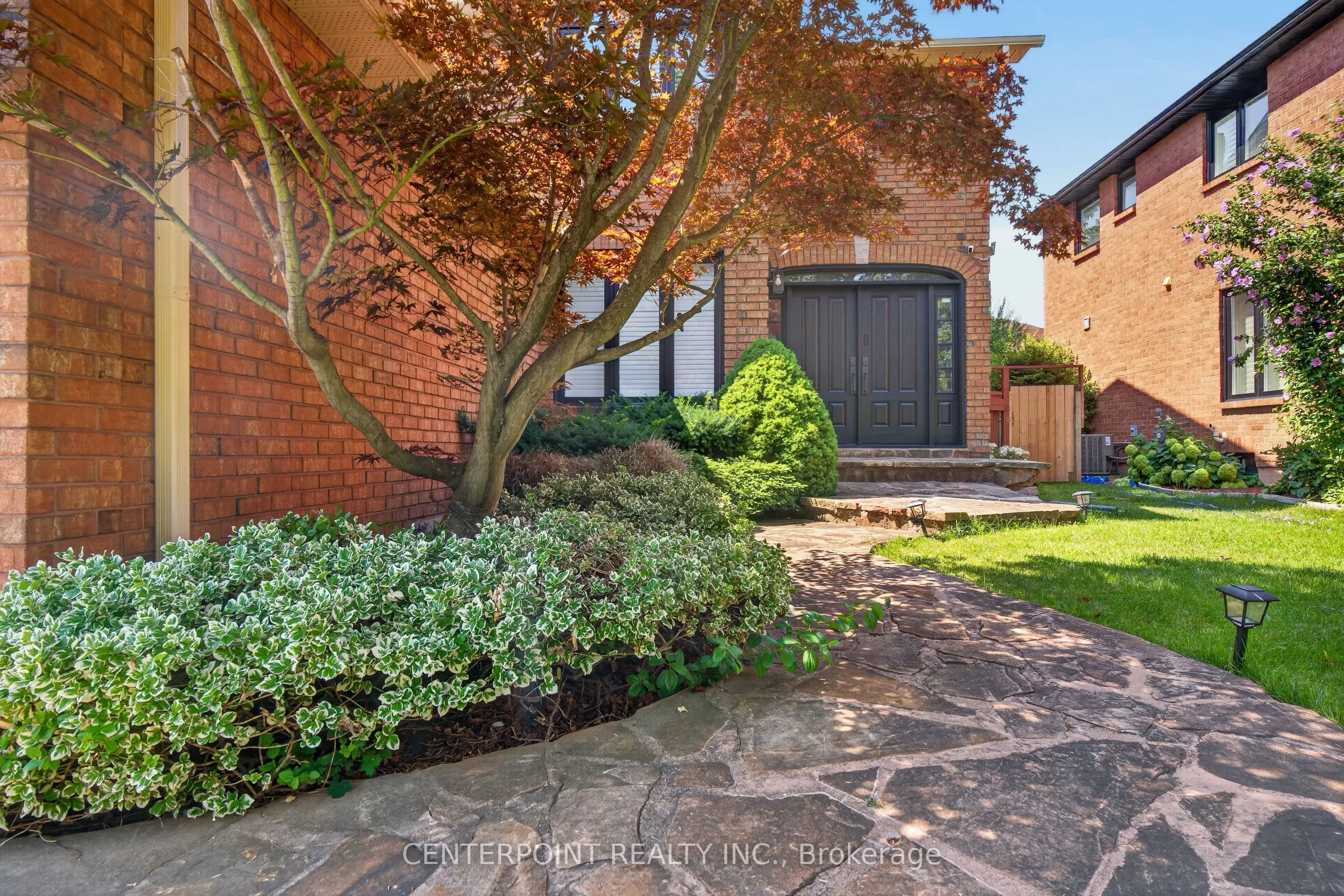1073 Grandeur Crescent