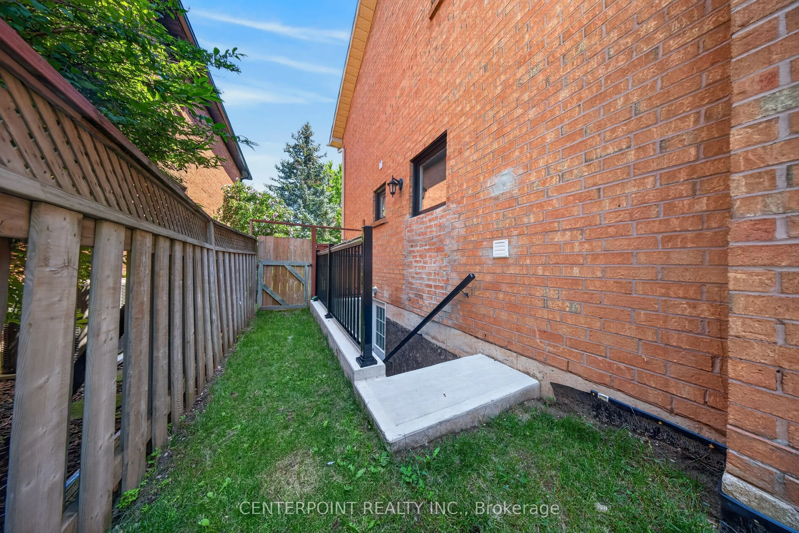 1073 Grandeur Crescent