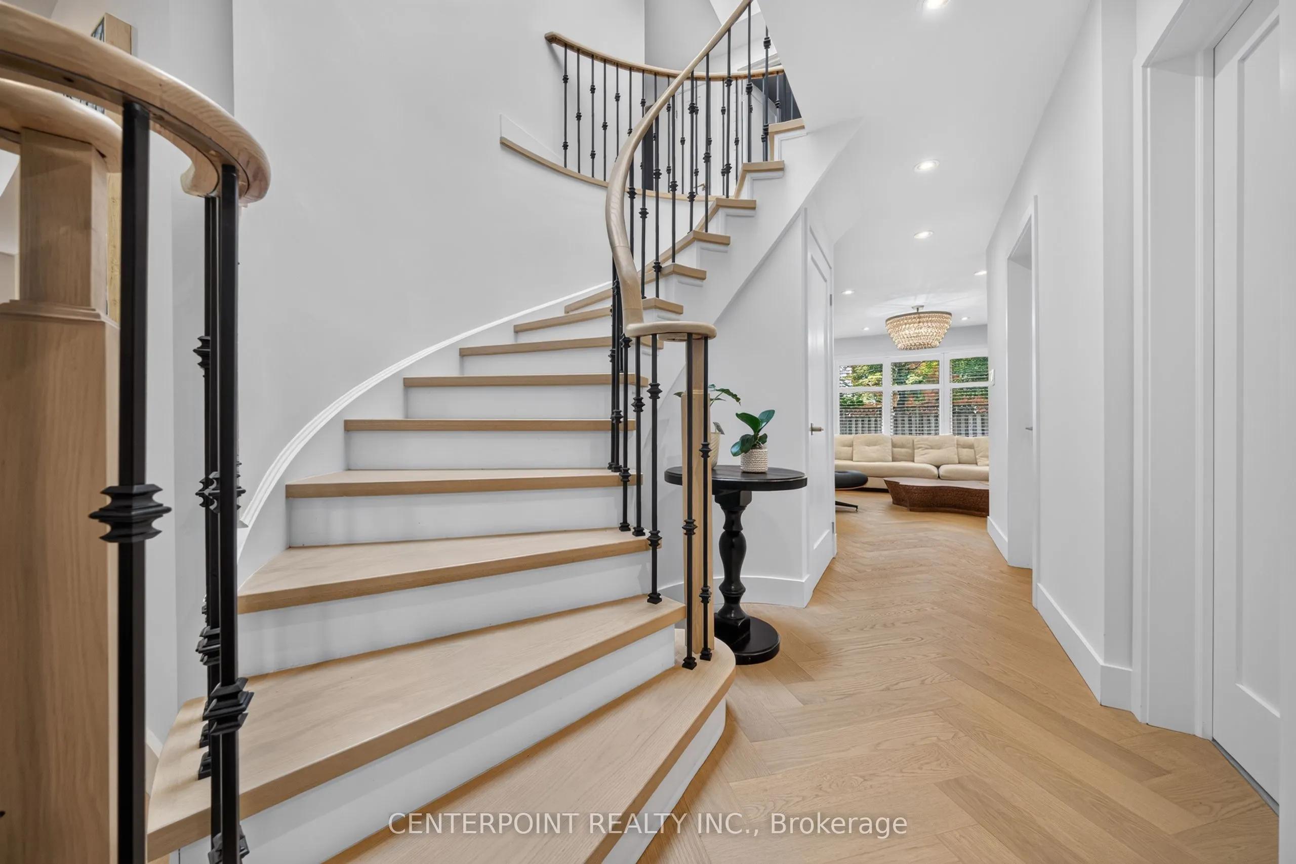 1073 Grandeur Crescent